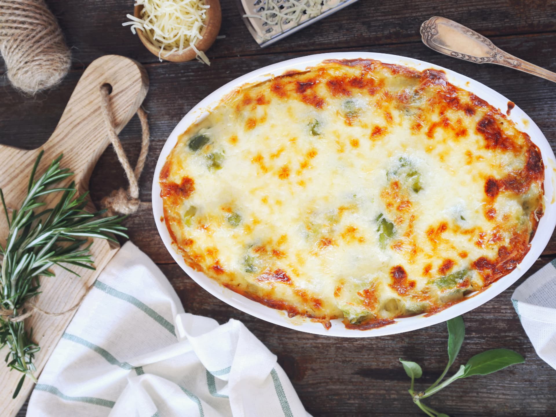 Rosenkohlgratin mit Kartoffeln und Käse Rosenkohlgratin mit Kartoffeln und Bergkäse