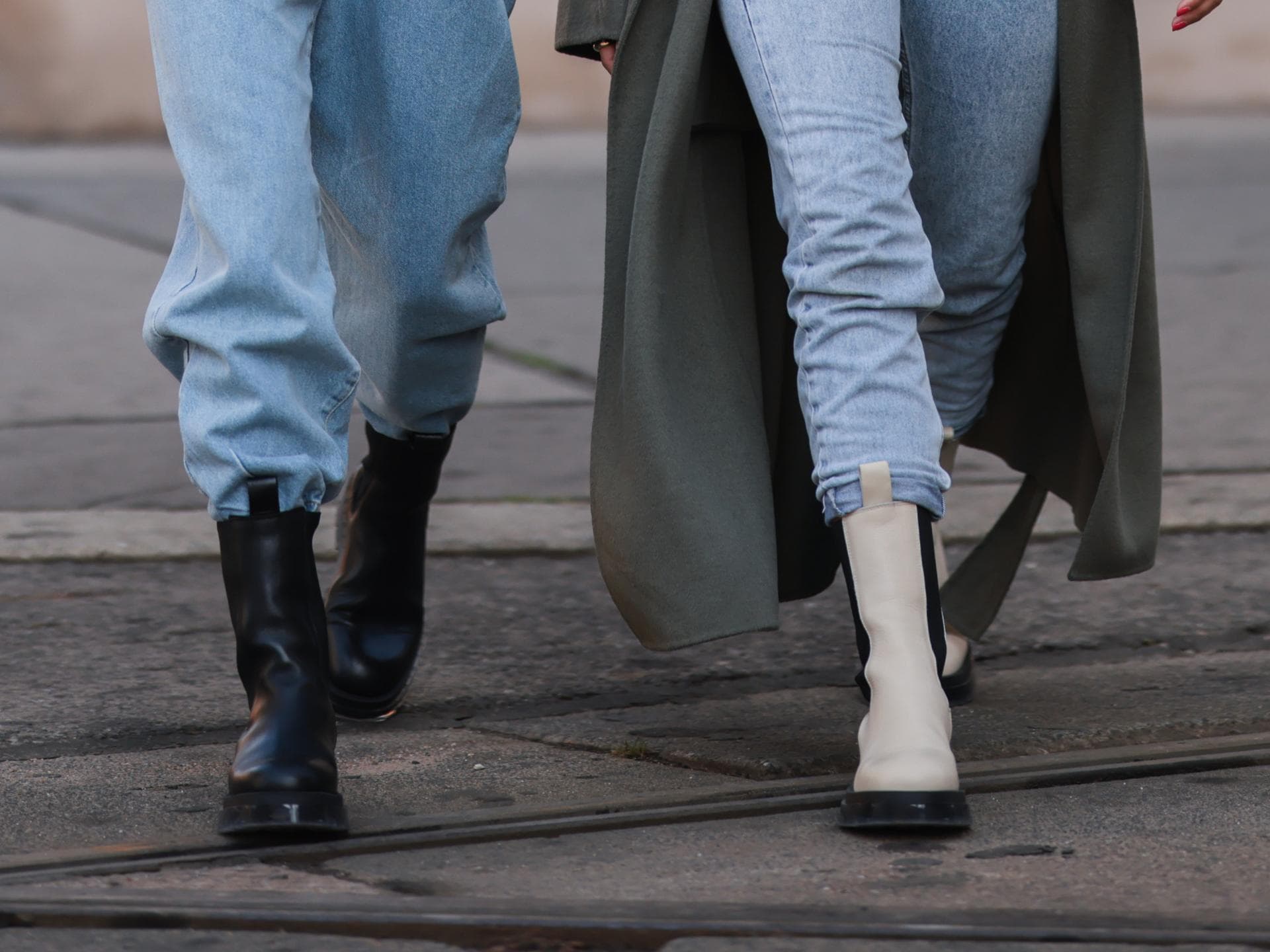 Streetstyle mit lässigen Chelsea Boots.
