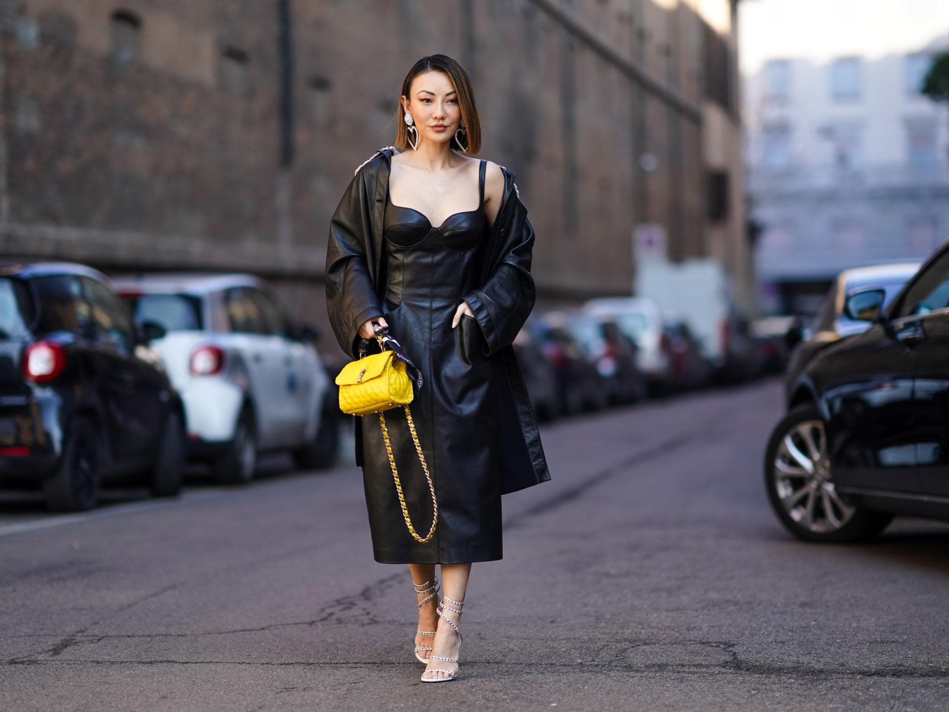 Frau trägt Lederkleid im eleganten Streetstyle.