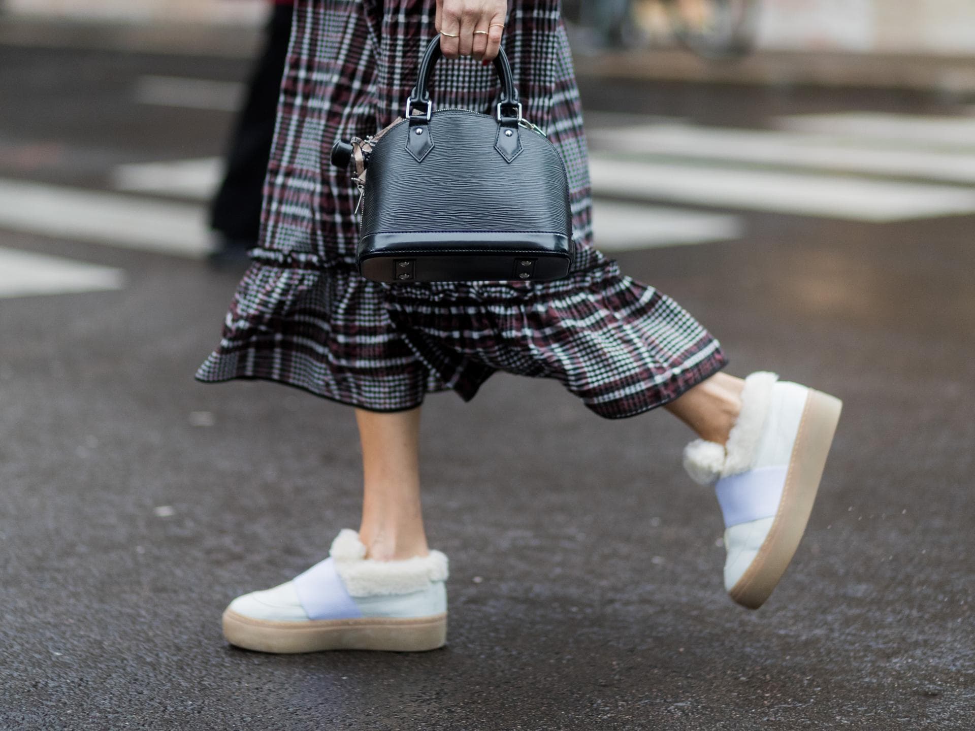 Frau trägt warme Sneaker