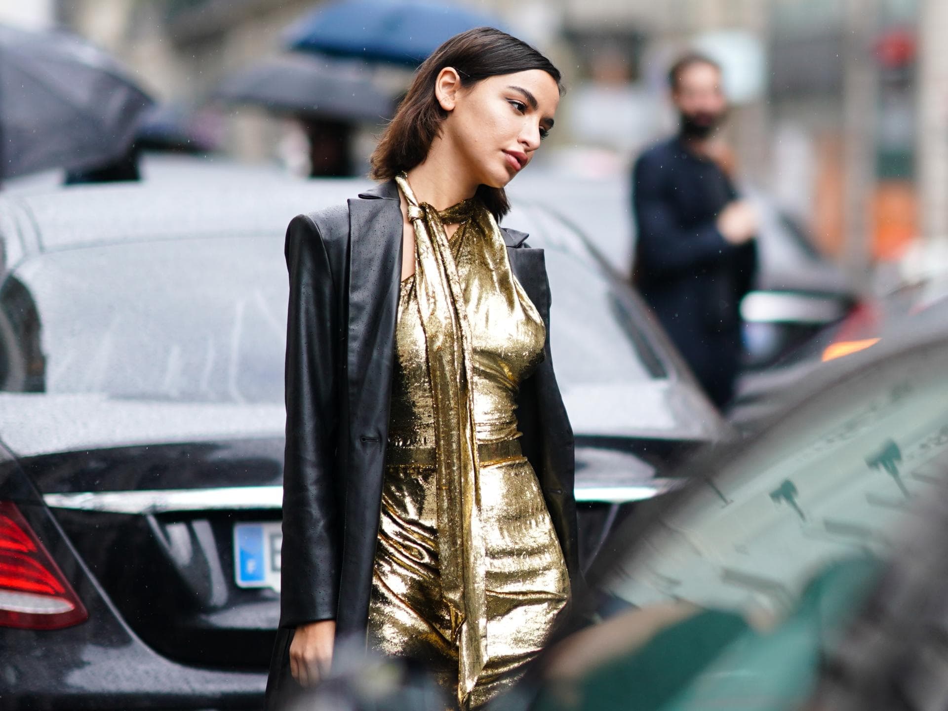 Frau trägt goldenes Kleid im eleganten Streetstyle.
