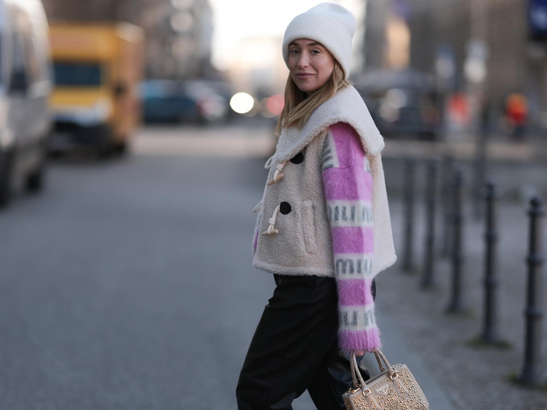 Frau trägt lässigen Streetstyle mit Teddy-Weste.