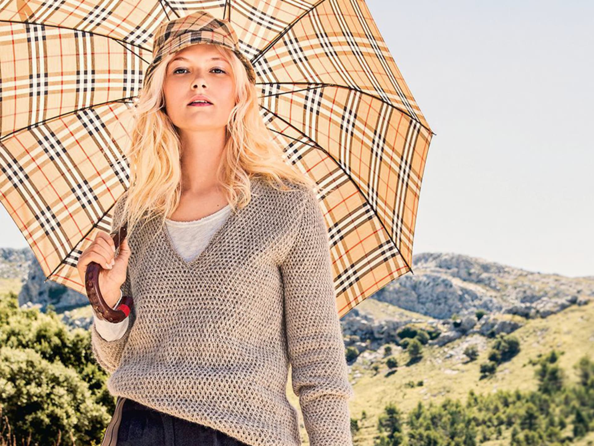 Frau trägt Pullover mit V-Ausschnitt 