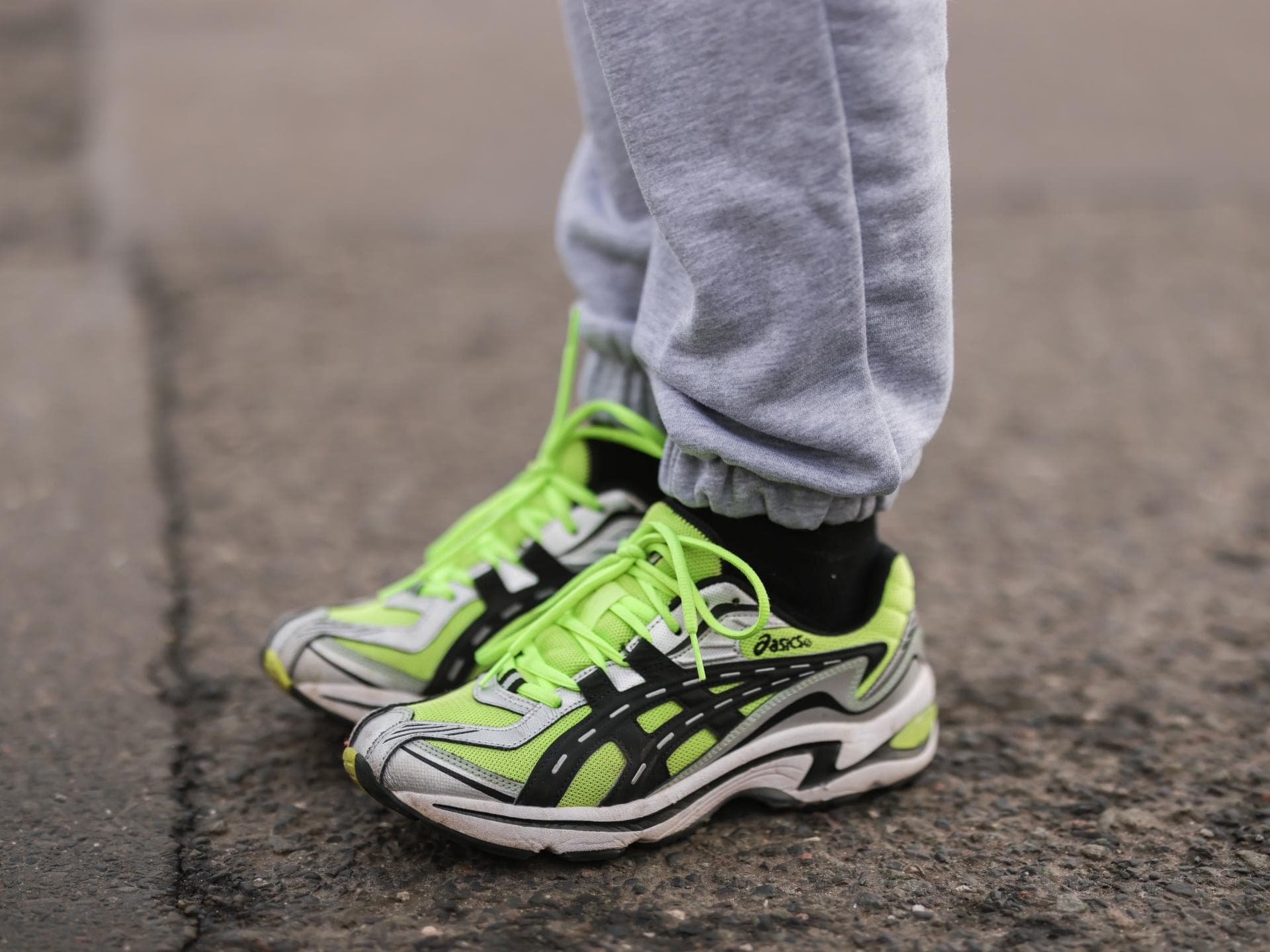 Streetstyle mit Asics-Sneaker. 
