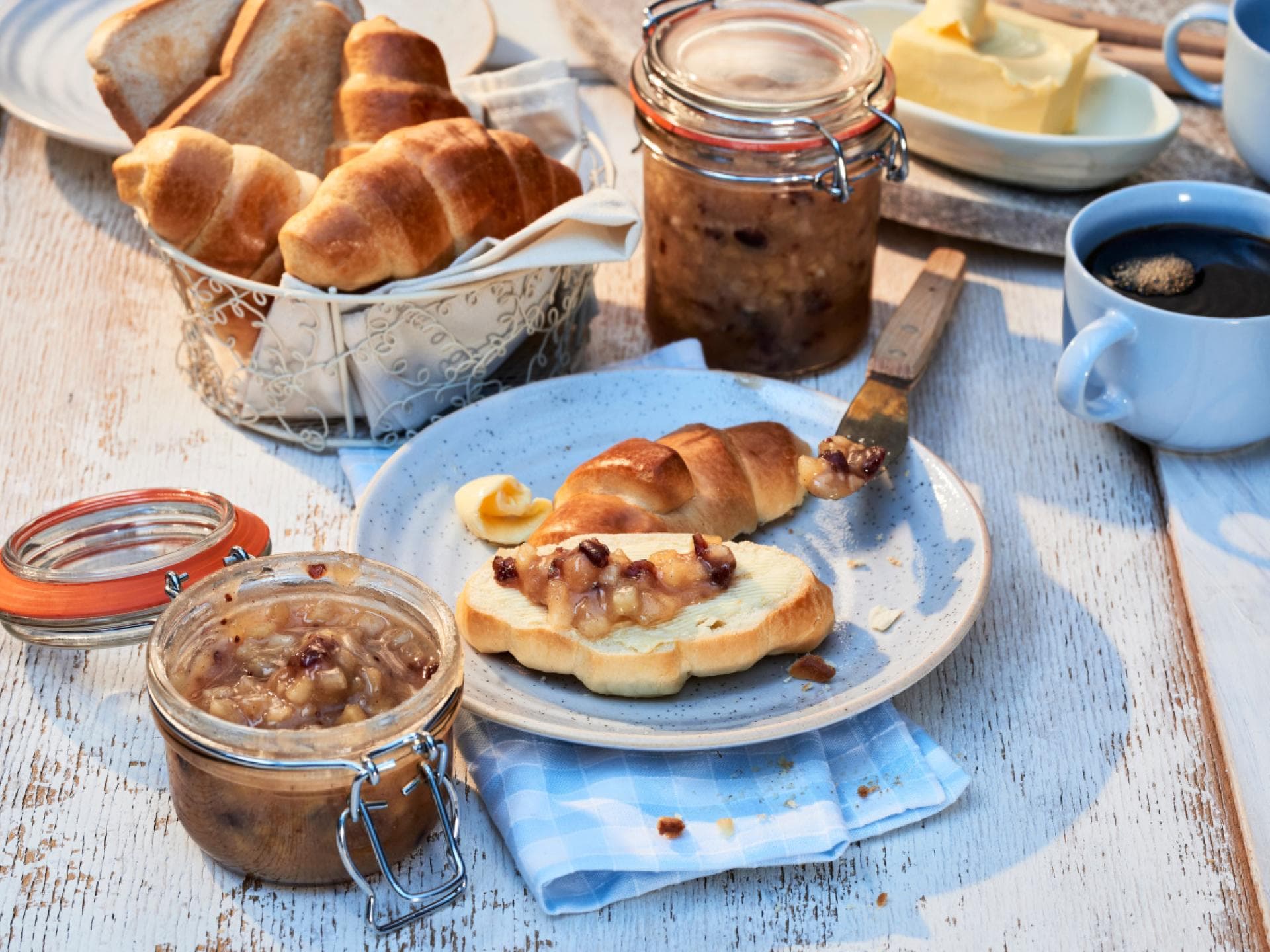Croissant mit Bratapfel-Fruchtaufstrich.