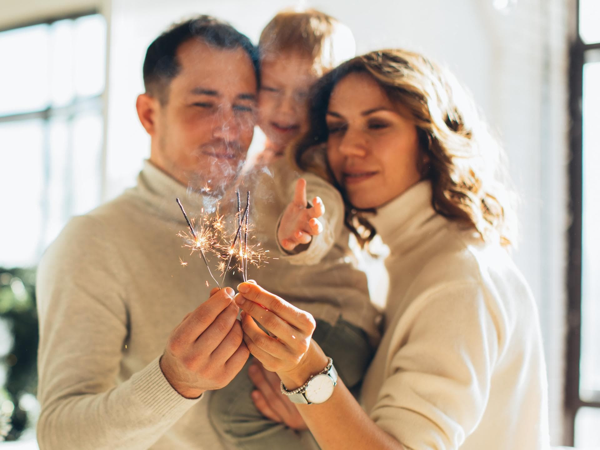 Eine kleine Familie mit Wunderkerzen.