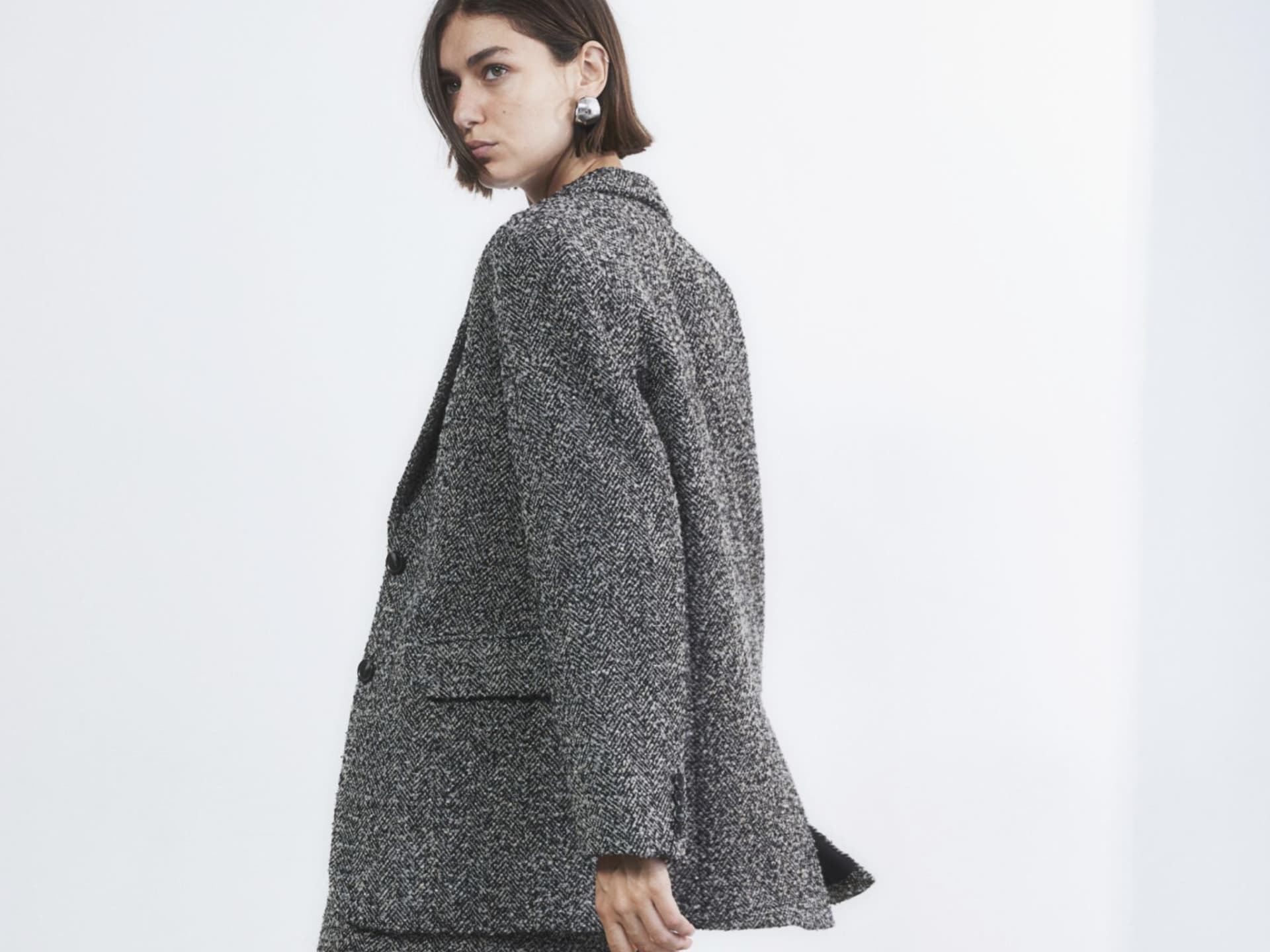 Frau trägt Oversized Blazer von H&M. Frau trägt Oversized Blazer von H&M.