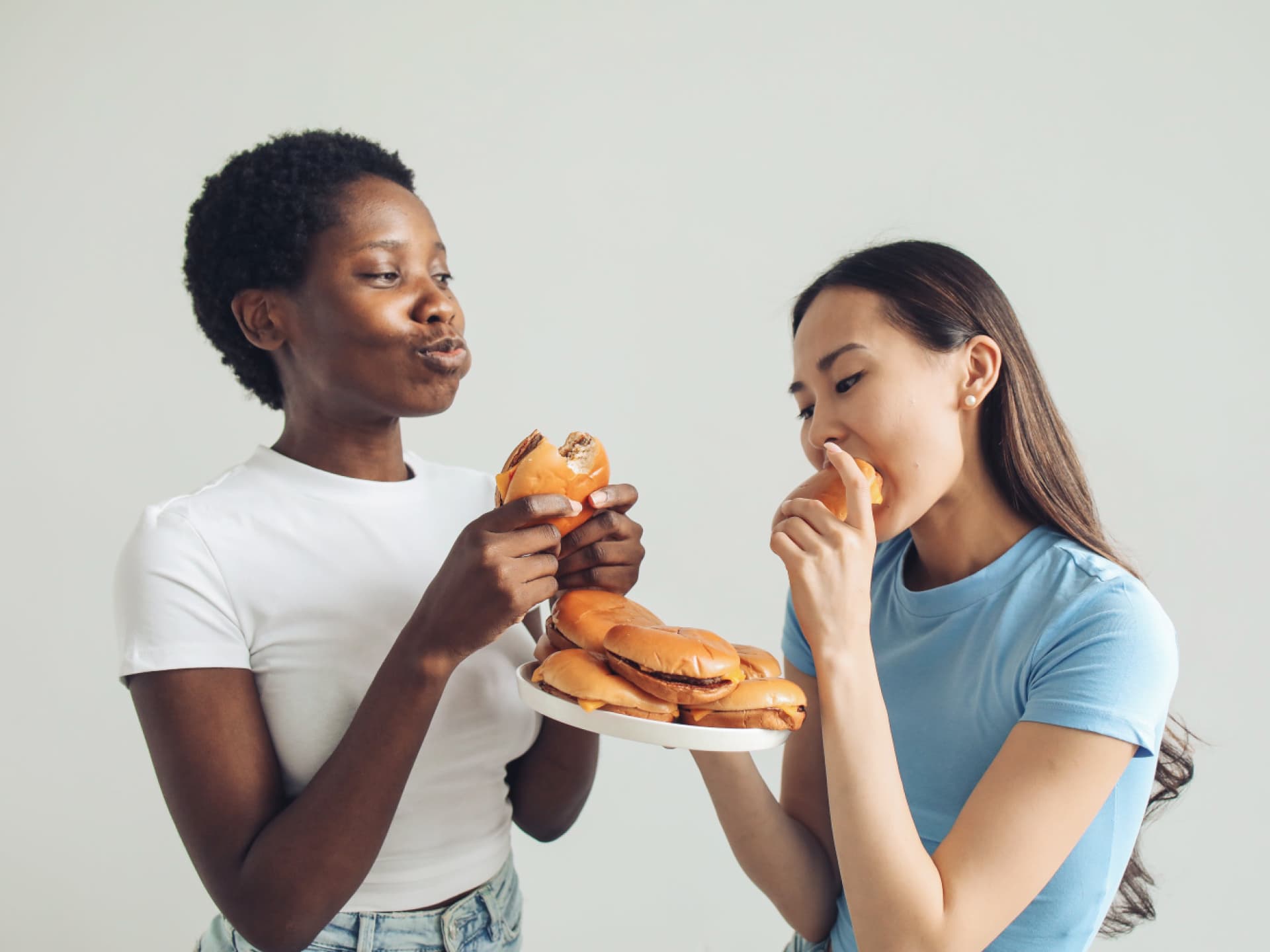Frauen essen Hamburger