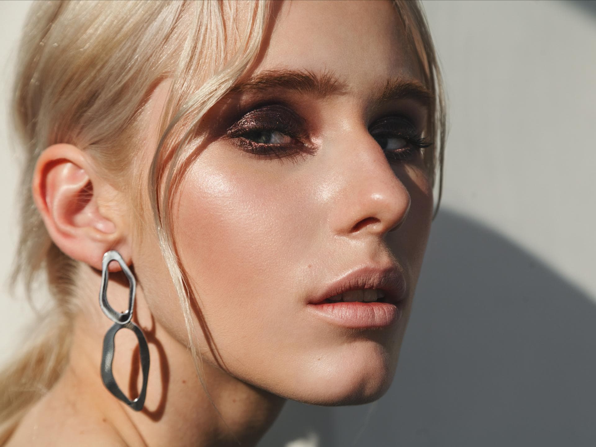 Frau trägt Glow Make-up