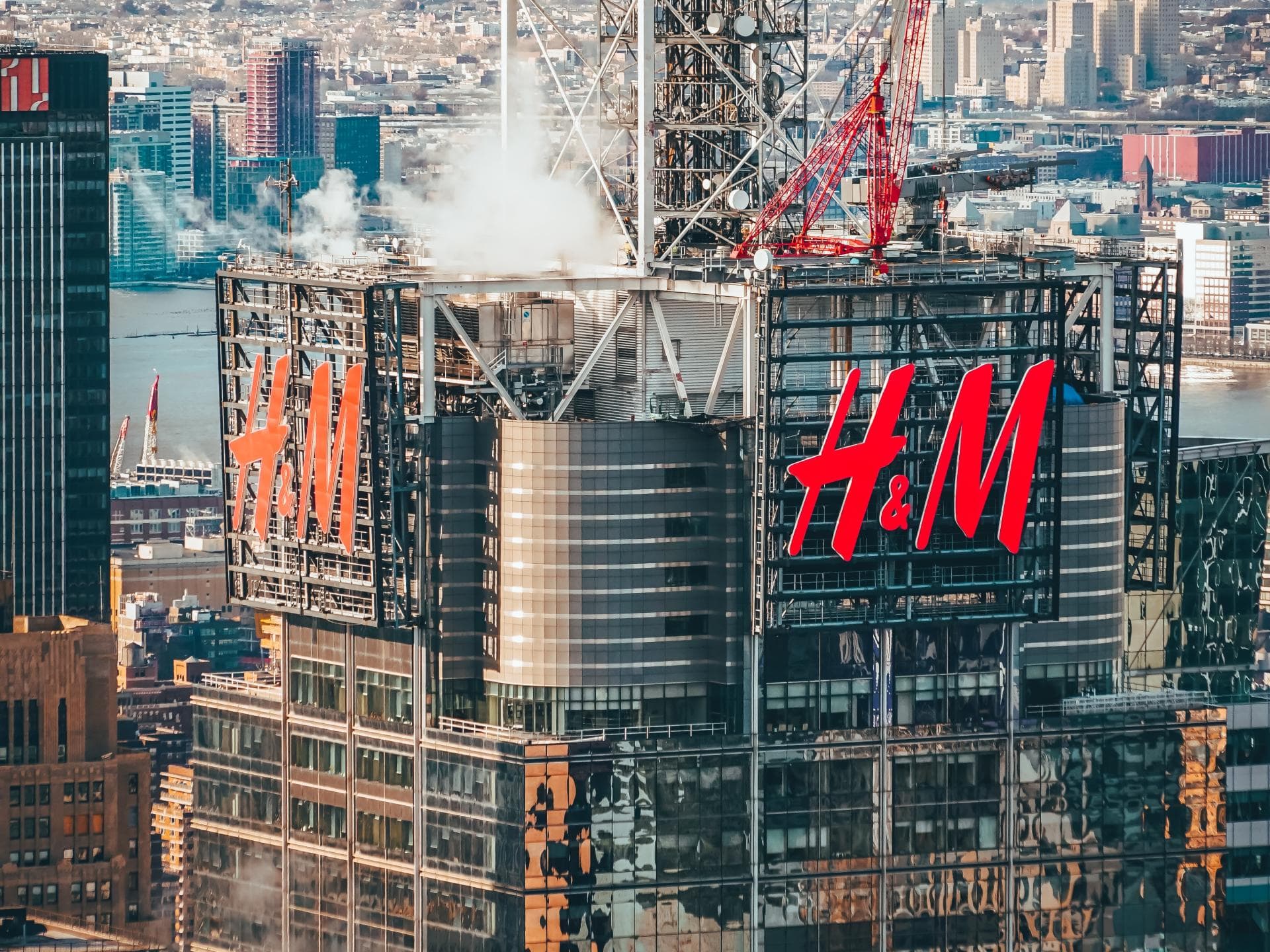 H&M-Logo auf Wolkenkratzer