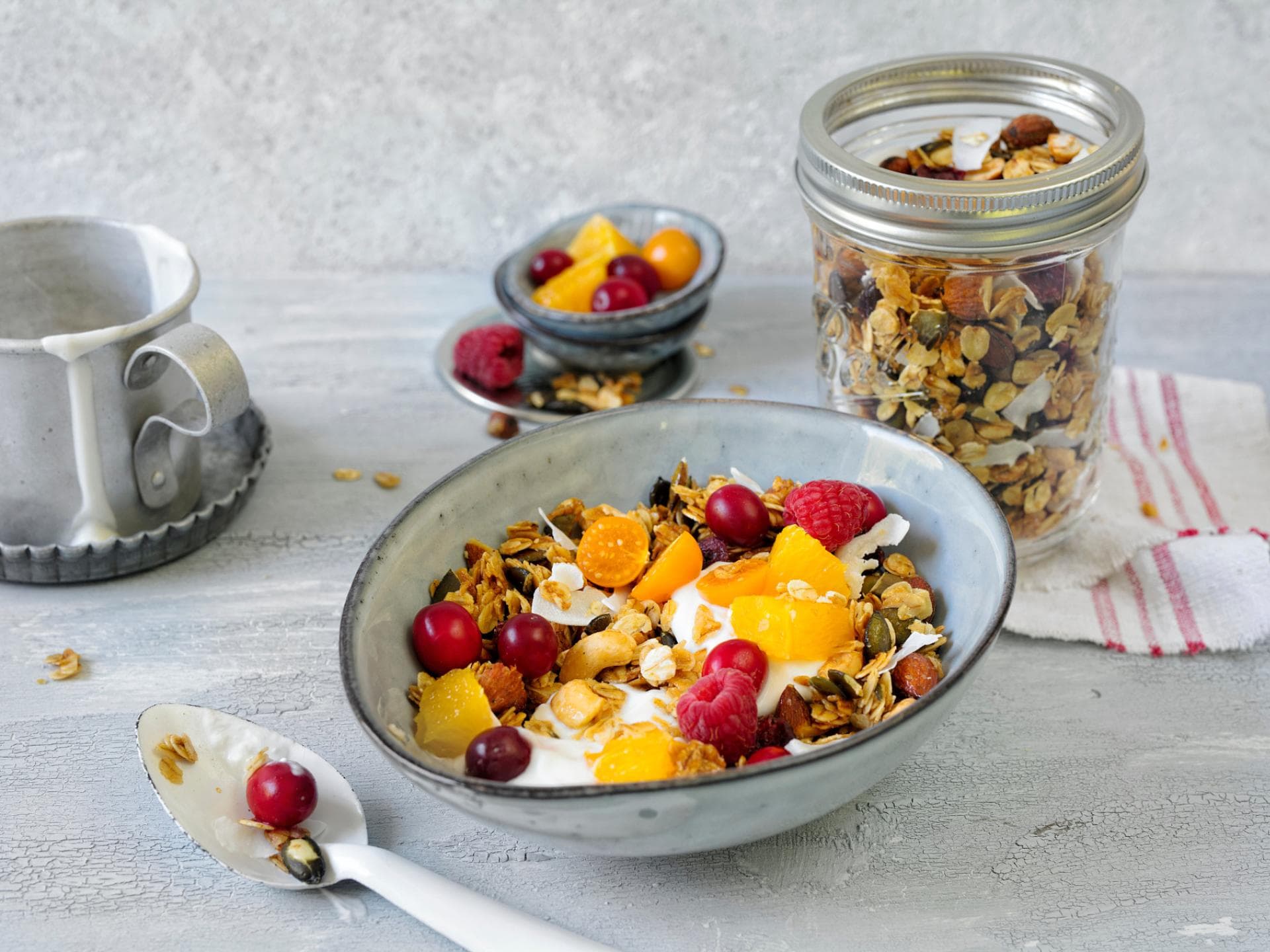 Selbstgemachtes Müsli mit Joghurt und Früchten.