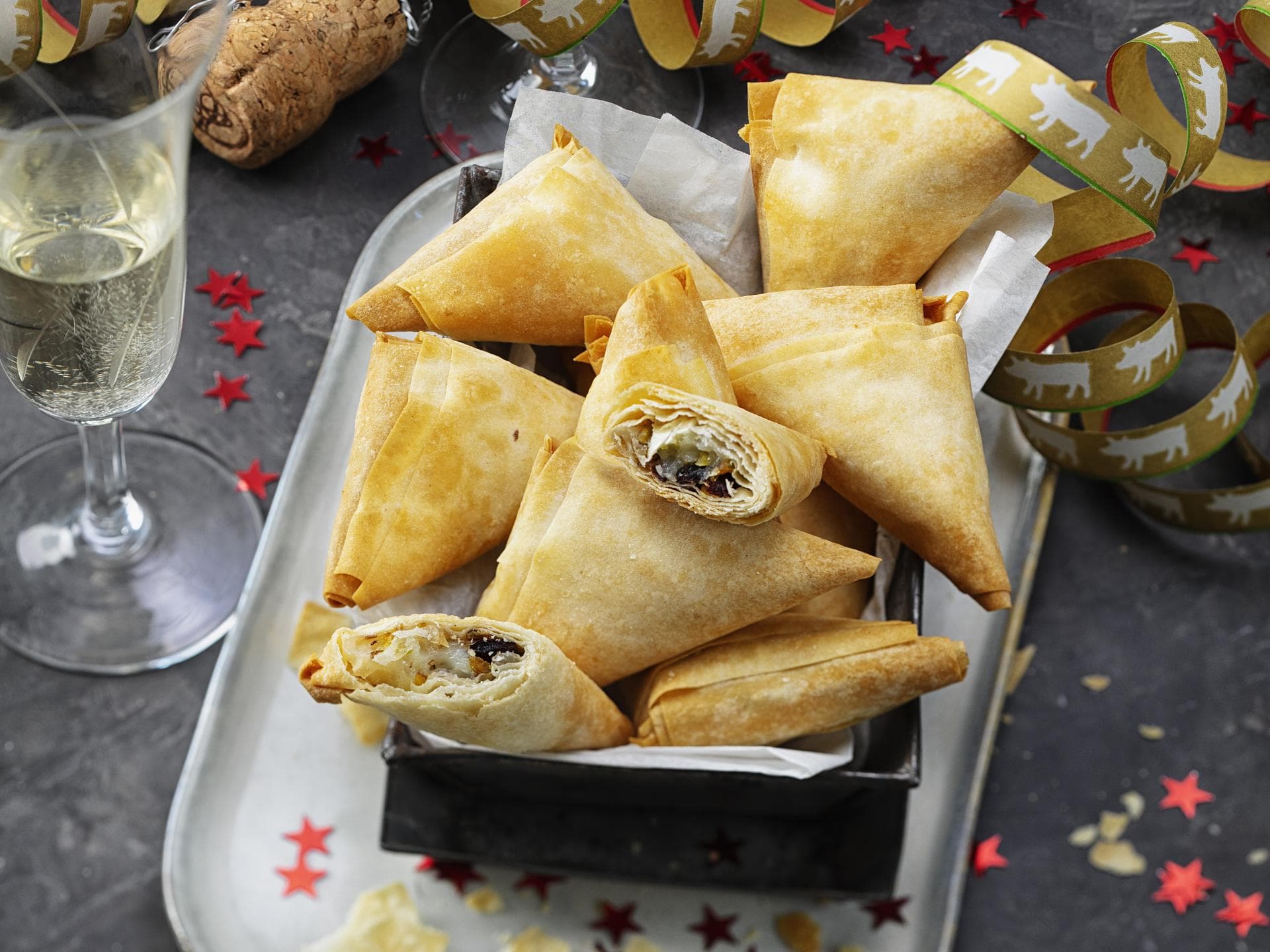 Knuspertäschchen mit Johannisbeere und Ziegenkäse 