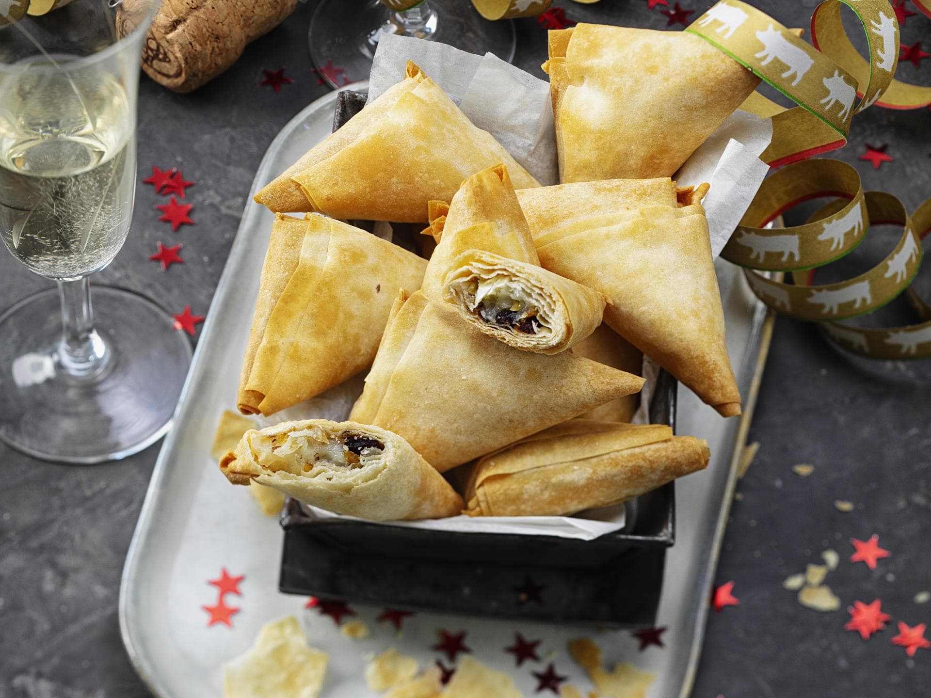 Knuspertäschchen mit Johannisbeere und Ziegenkäse 