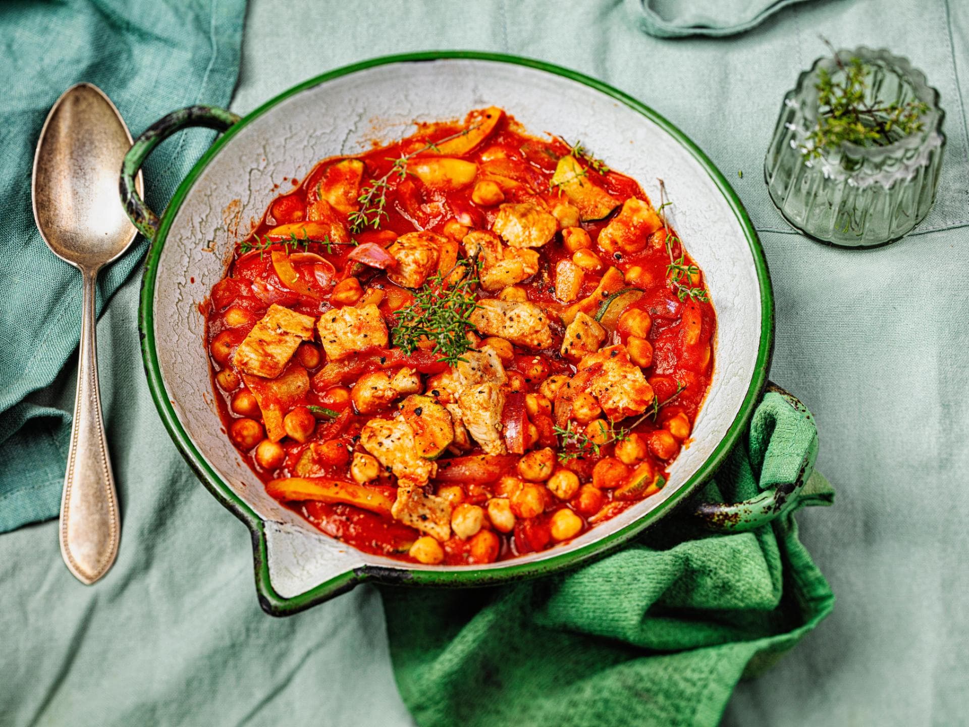 Lachspfanne mit buntem Gemüse und Kichererbsen