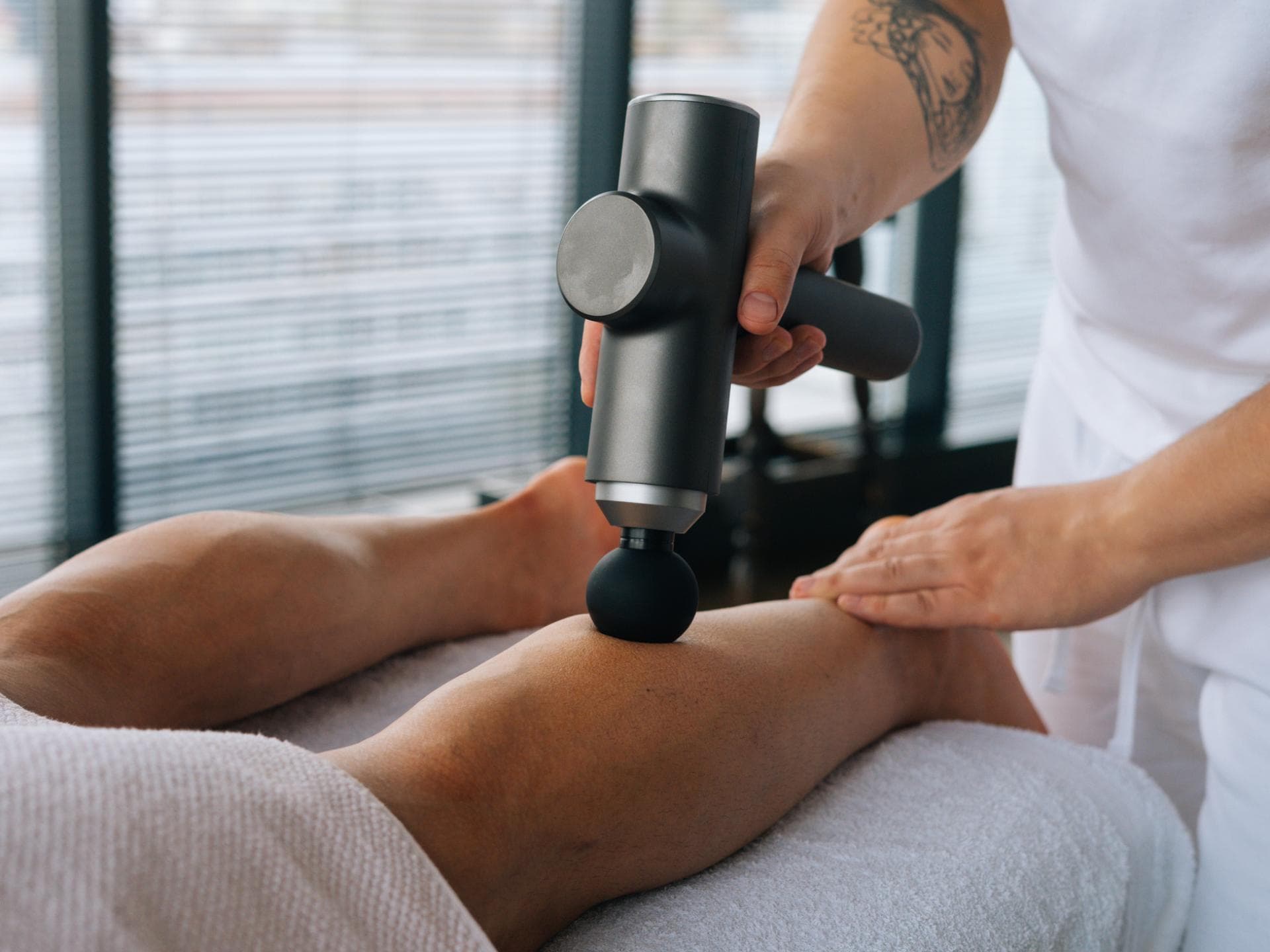 Massagepistole sinnvoll im Einsatz am Bein