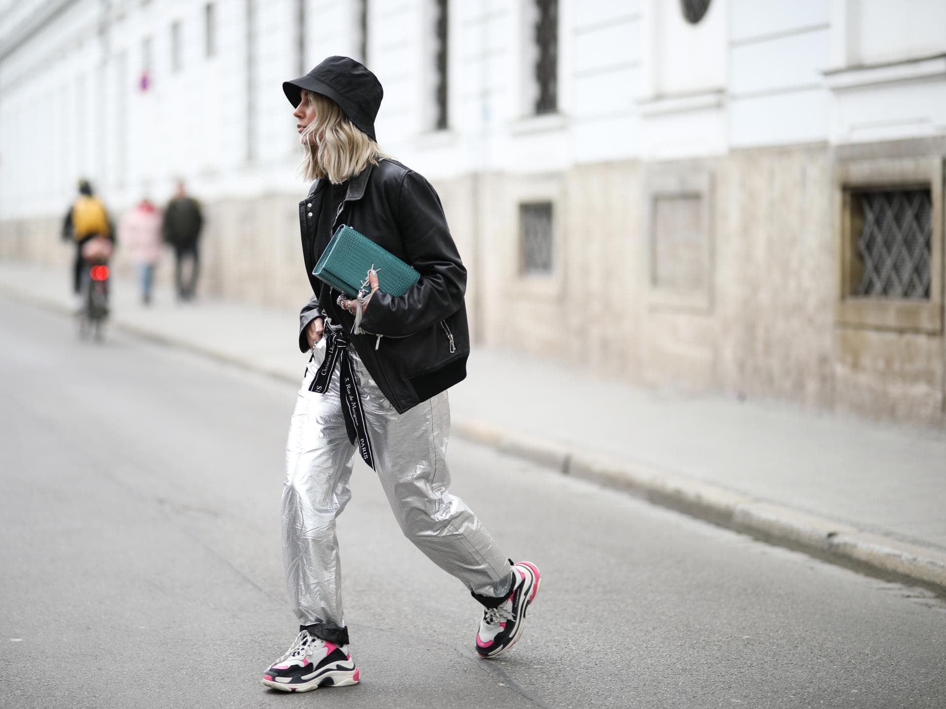 Frau trägt eine silberne Hose im Streetstyle
