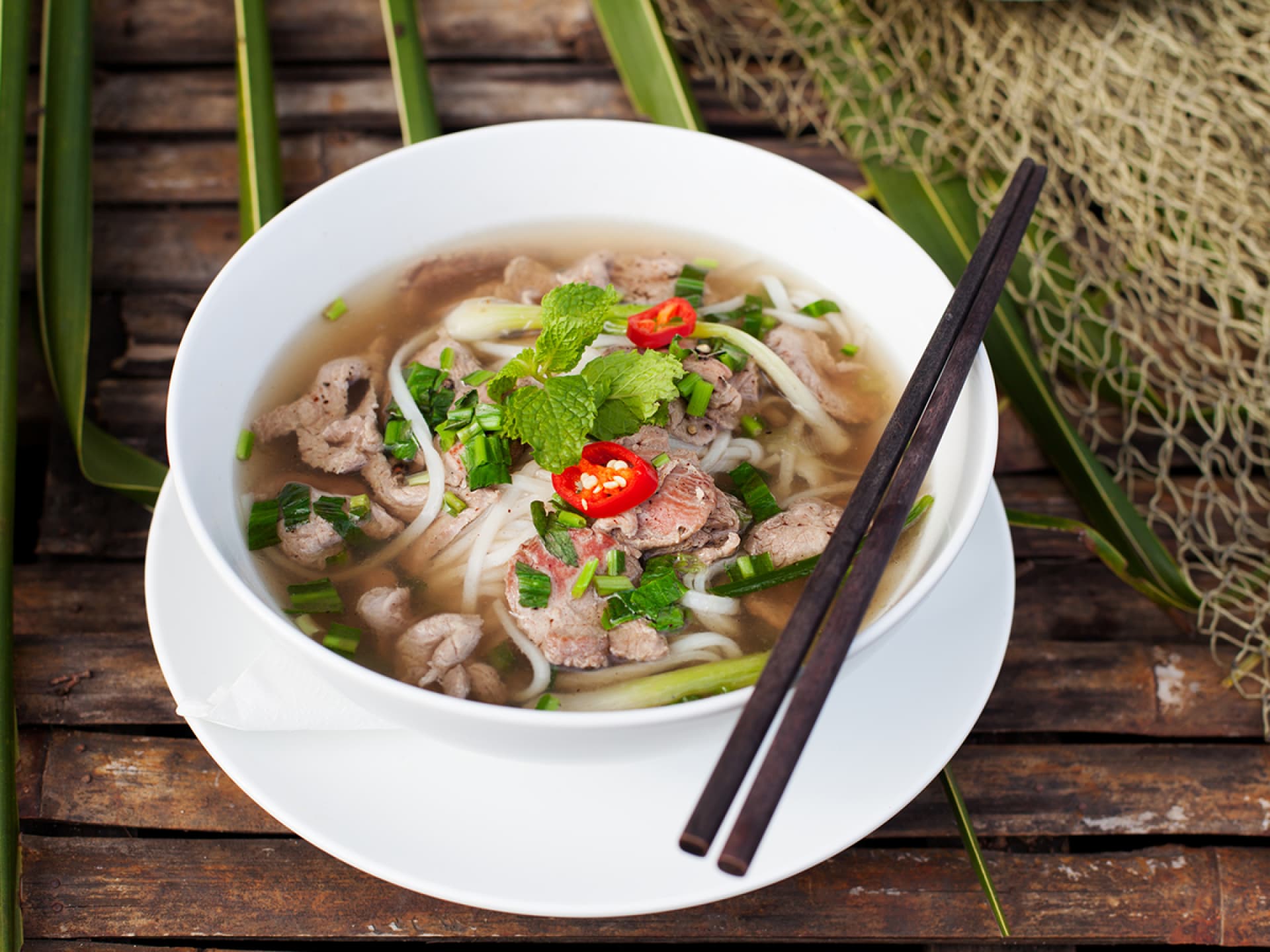 Heiße Pho Bo Suppe mit Rindfleisch