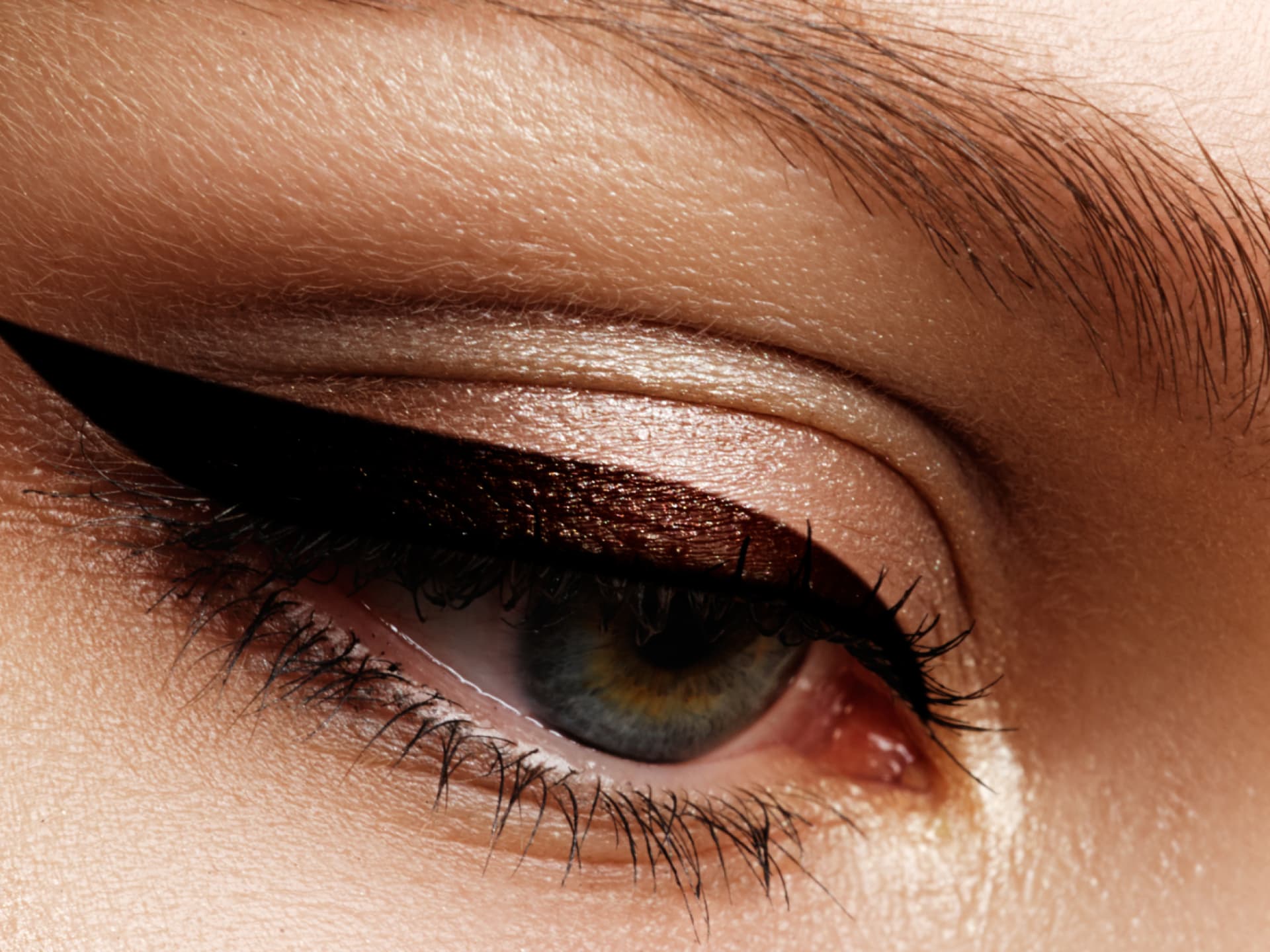 Auge mit zimtfarbenem Eyeliner Auge mit zimtfarbenem Eyeliner