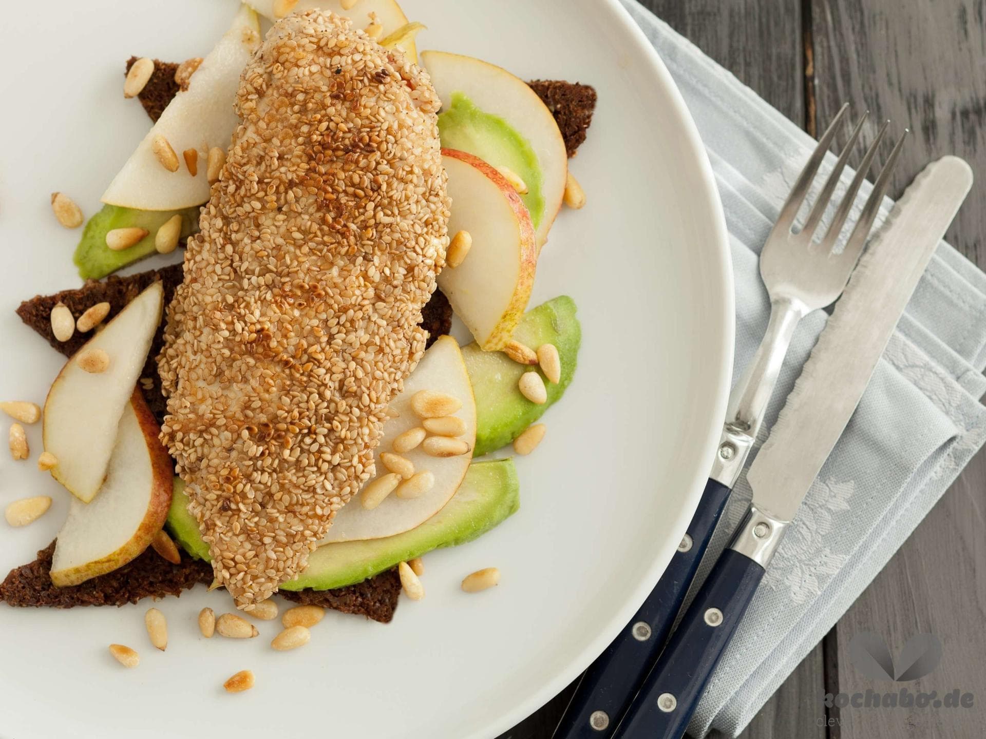 Sesamhuhn mit Avocado-Birnensalat als gesundes Abendessen