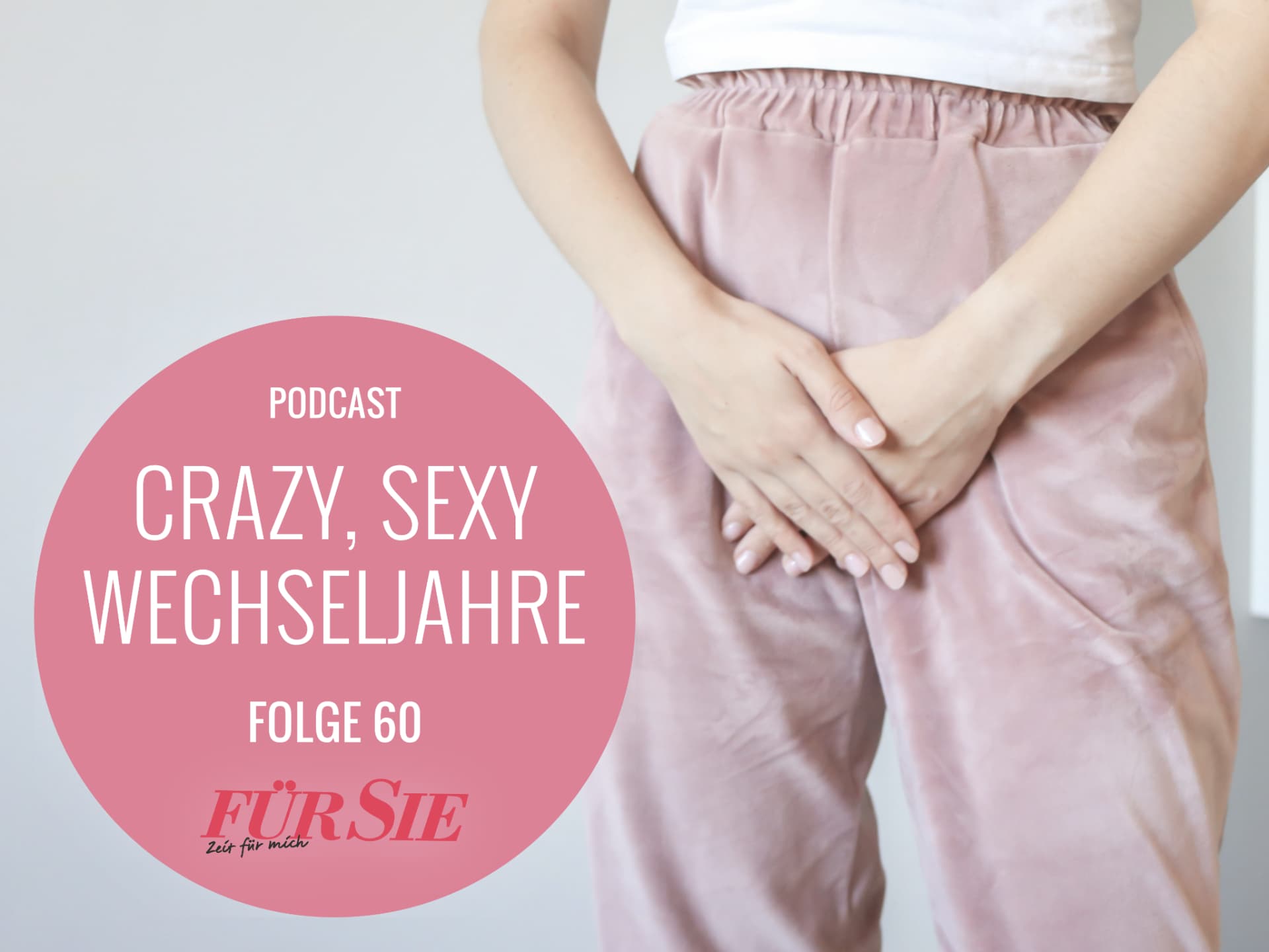 Frau hält sich die Hände vor den Schritt.
