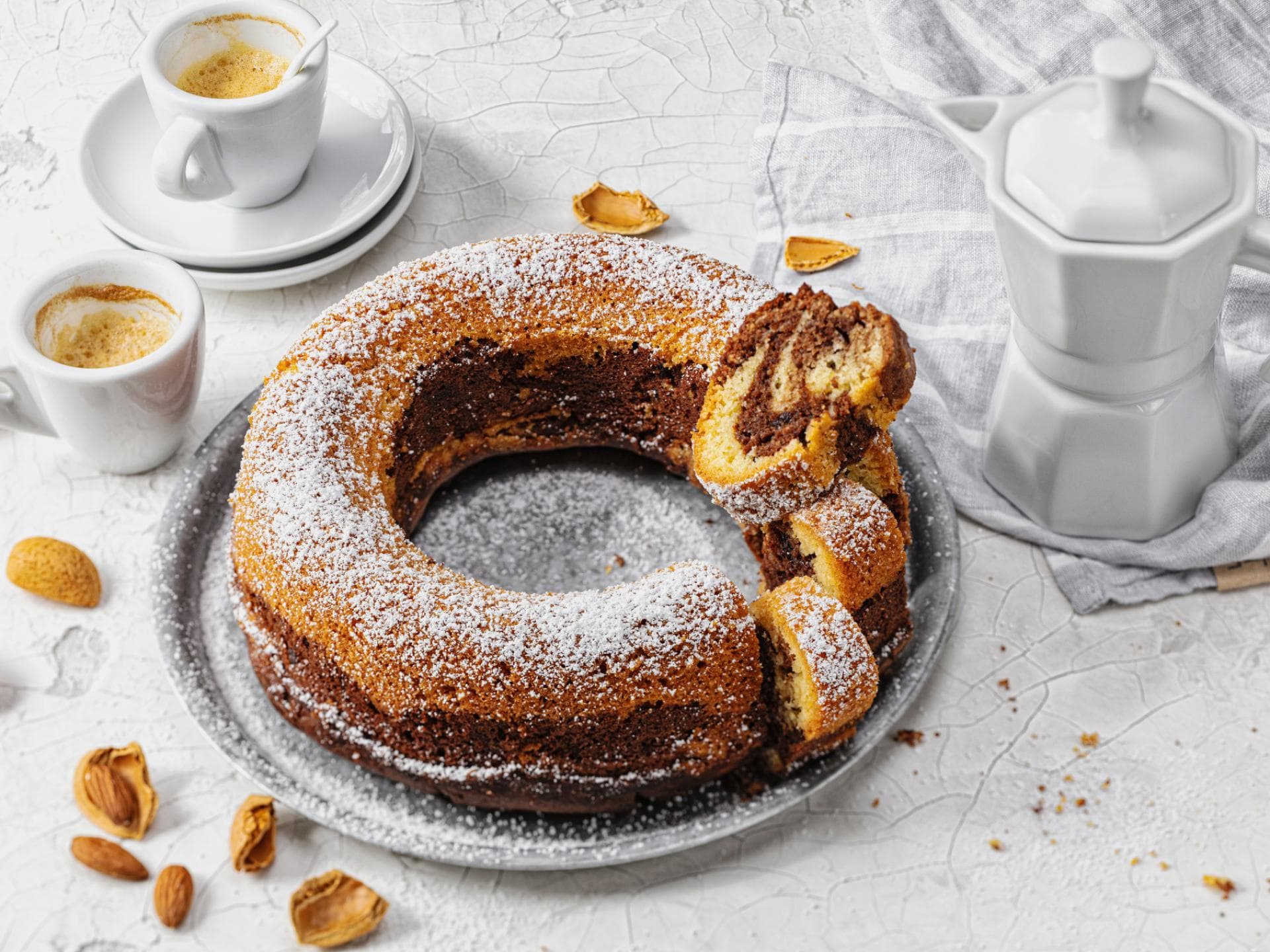 Marmorkuchen kalorienarm mit Mandeln und Kaffee