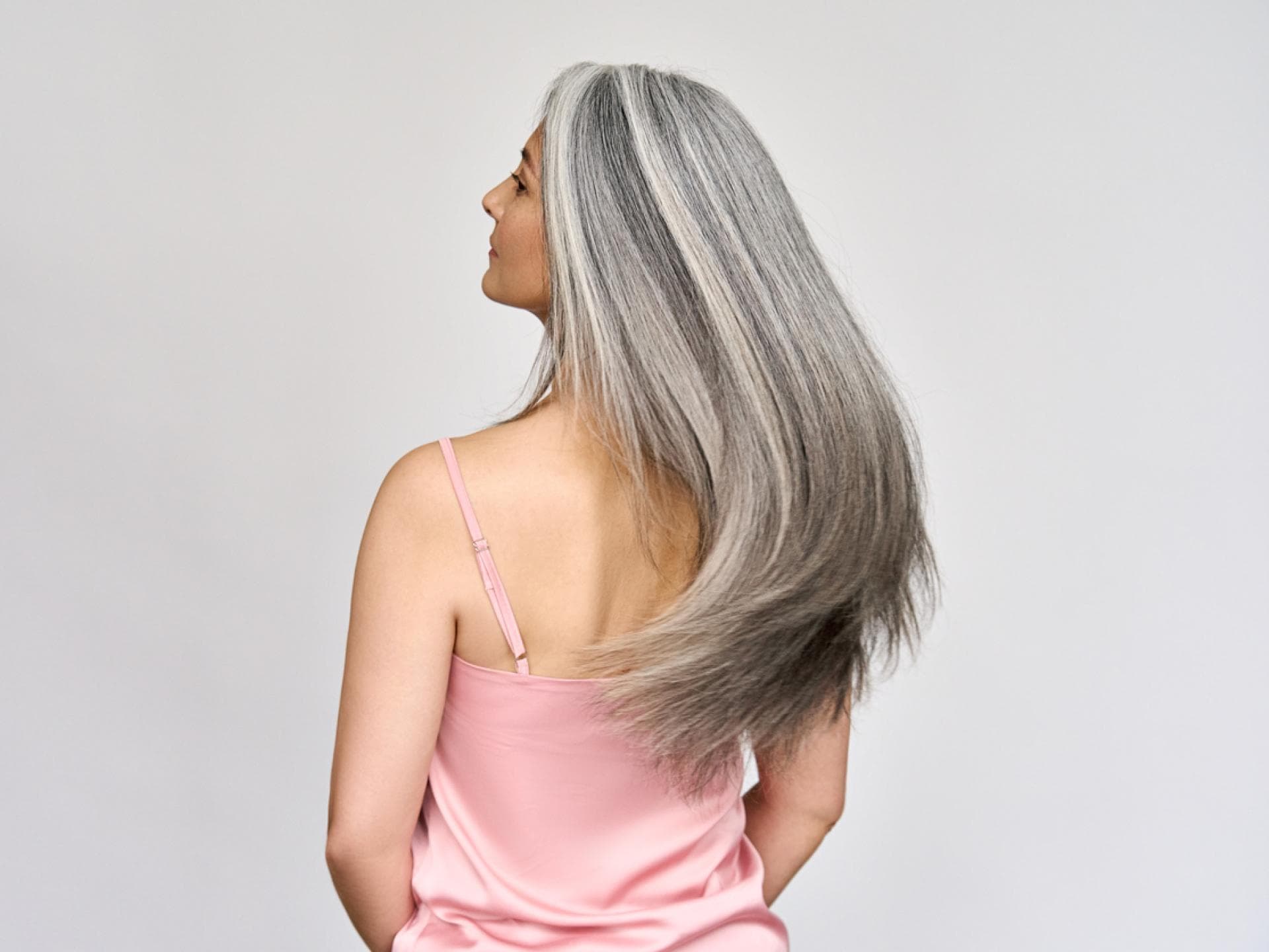 Frau mit langen grauen Haaren.