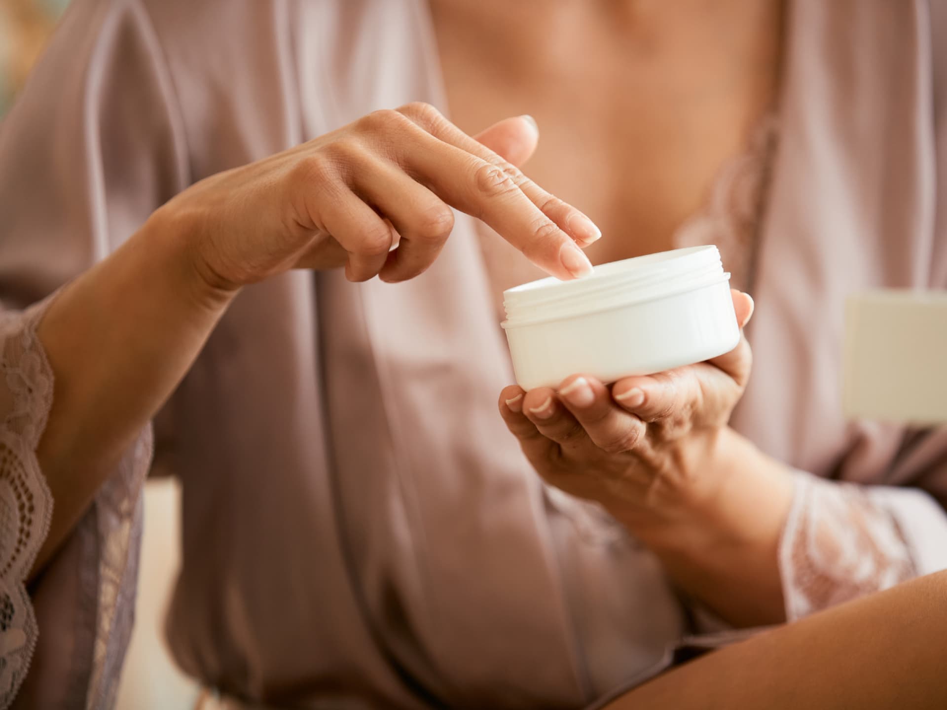 Frau mit Nachtcreme von dm
