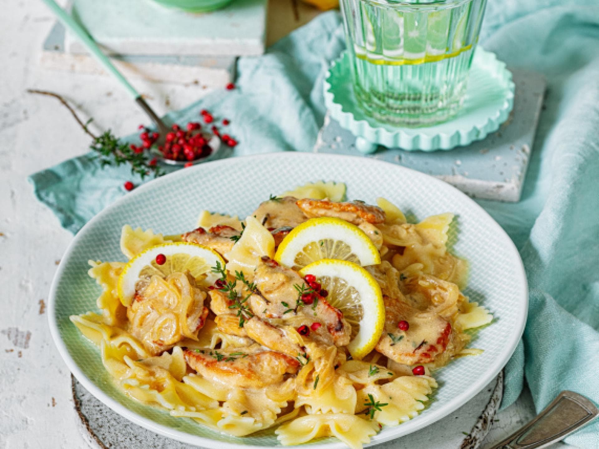 Hähnchengeschnetzeltes mit Zitronensauce und Pasta.