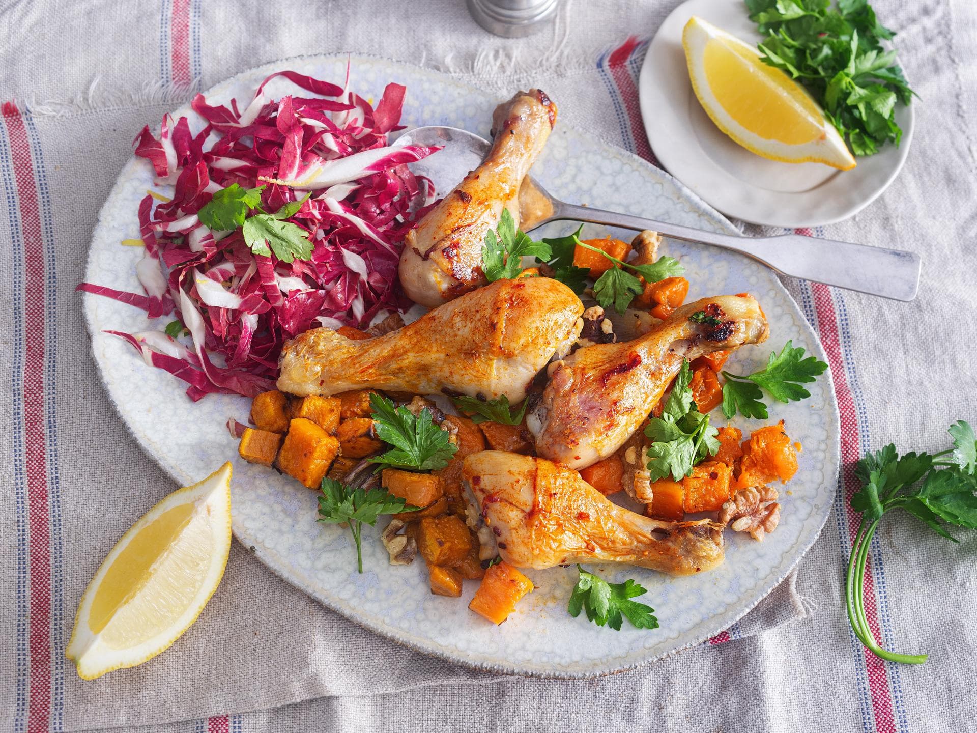 Hähnchenschenkel mit Süßkartoffeln und Radicchio Hähnchenschenkel mit Süßkartoffeln und Radicchio