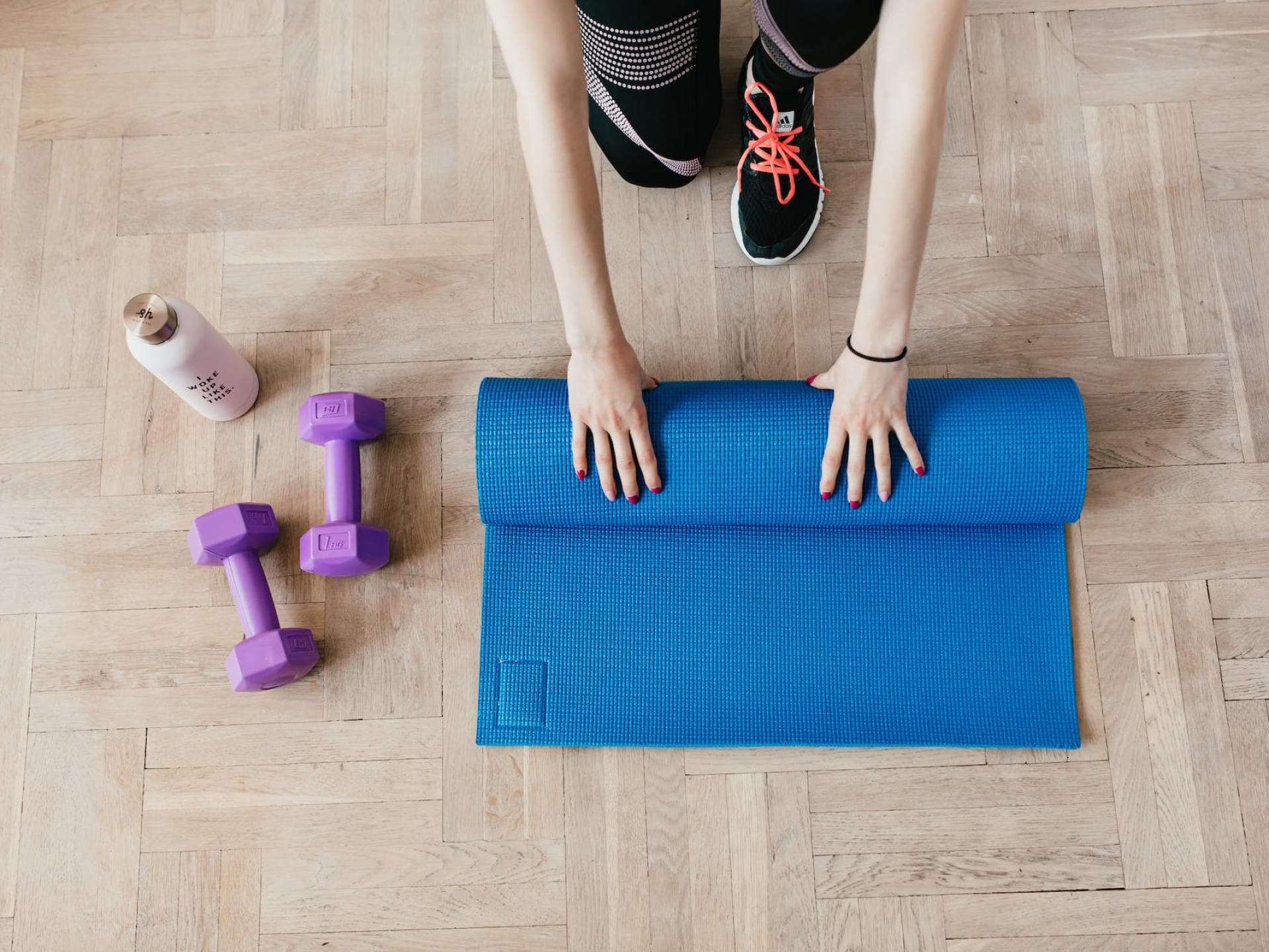 Home Workout Trainingsplan mit Gewichten und Matte