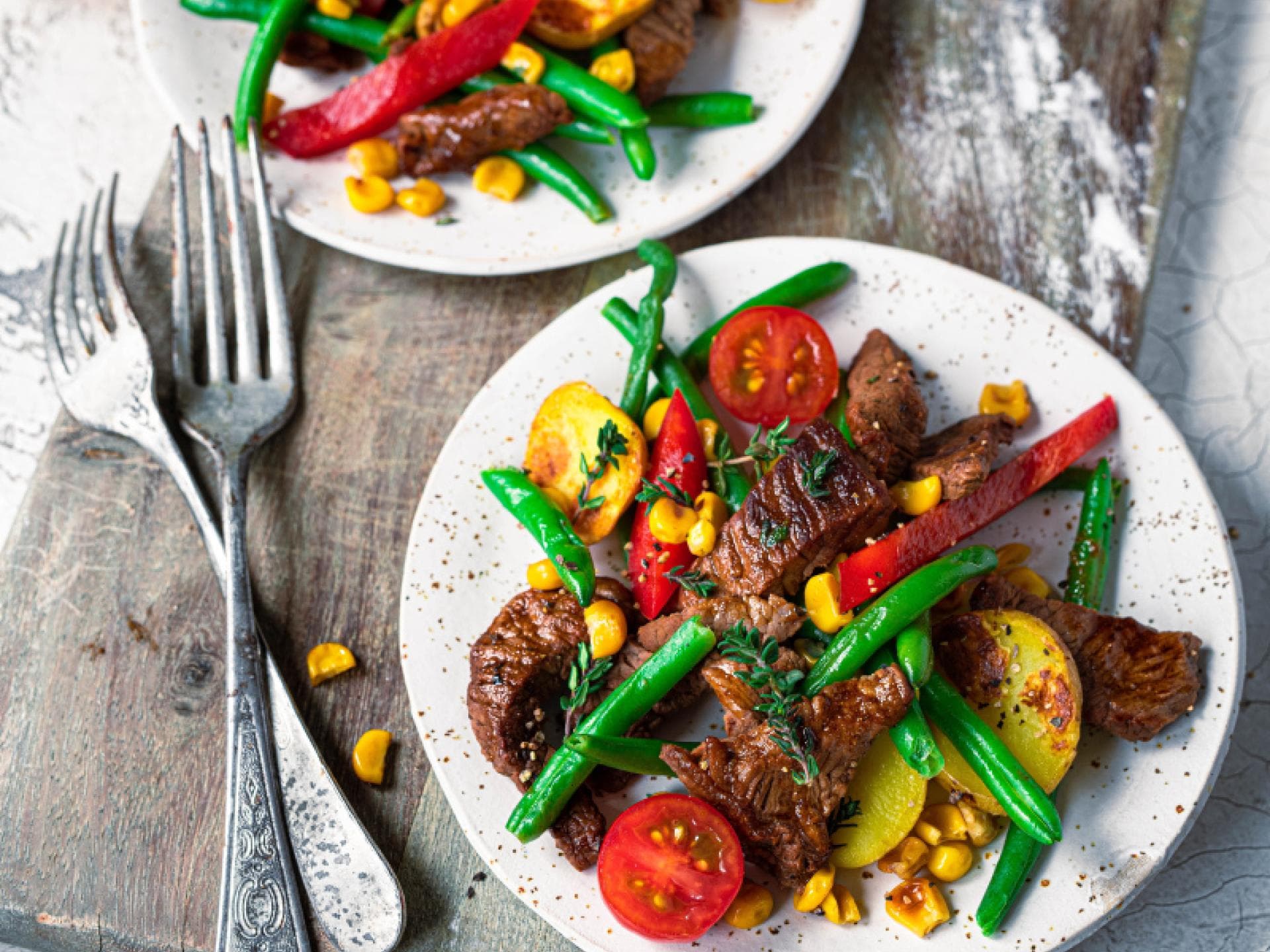 Kartoffel-Steakpfanne mit buntem Gemüse.