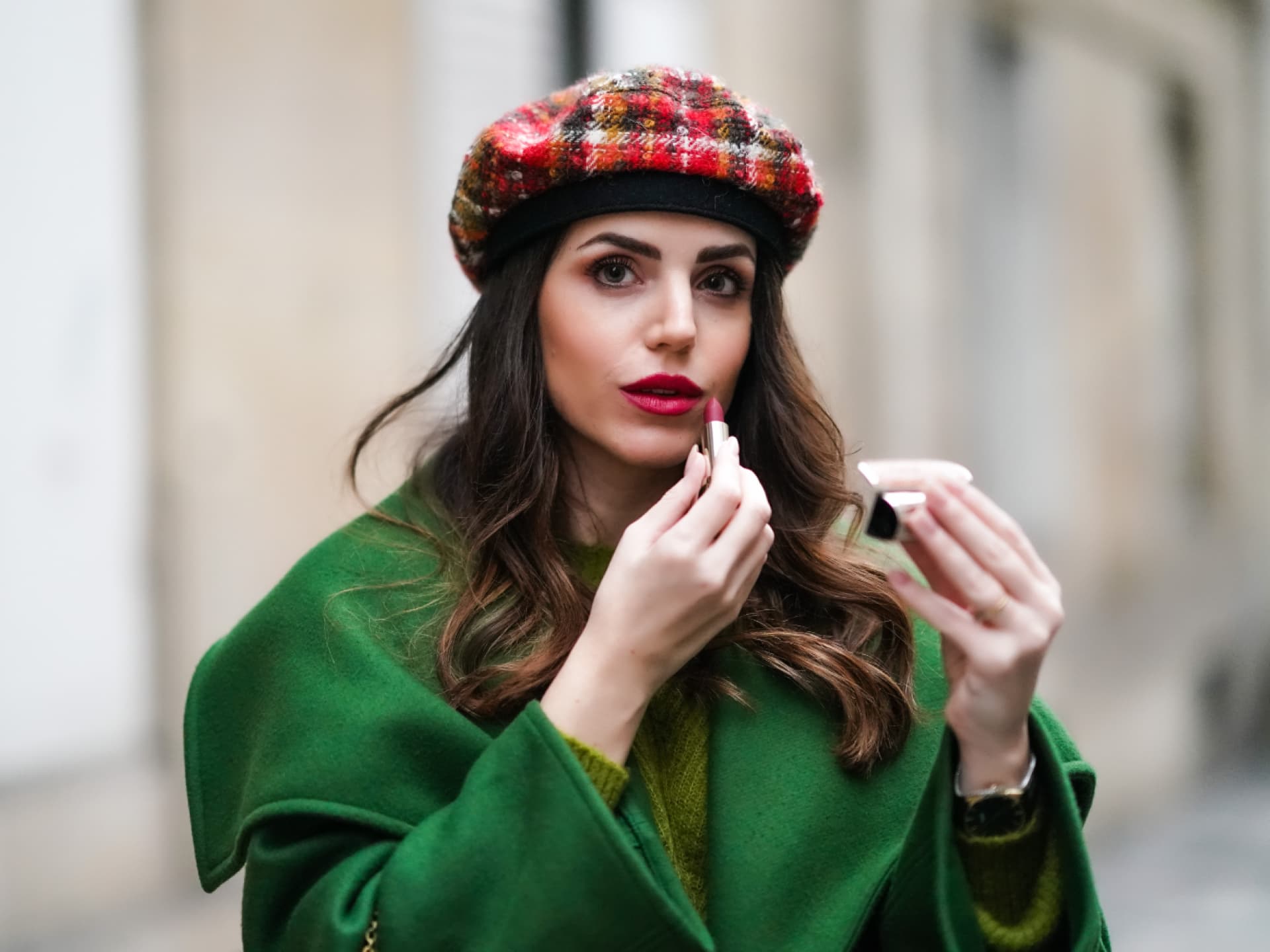 Frau mit Mob Wife Make-up
