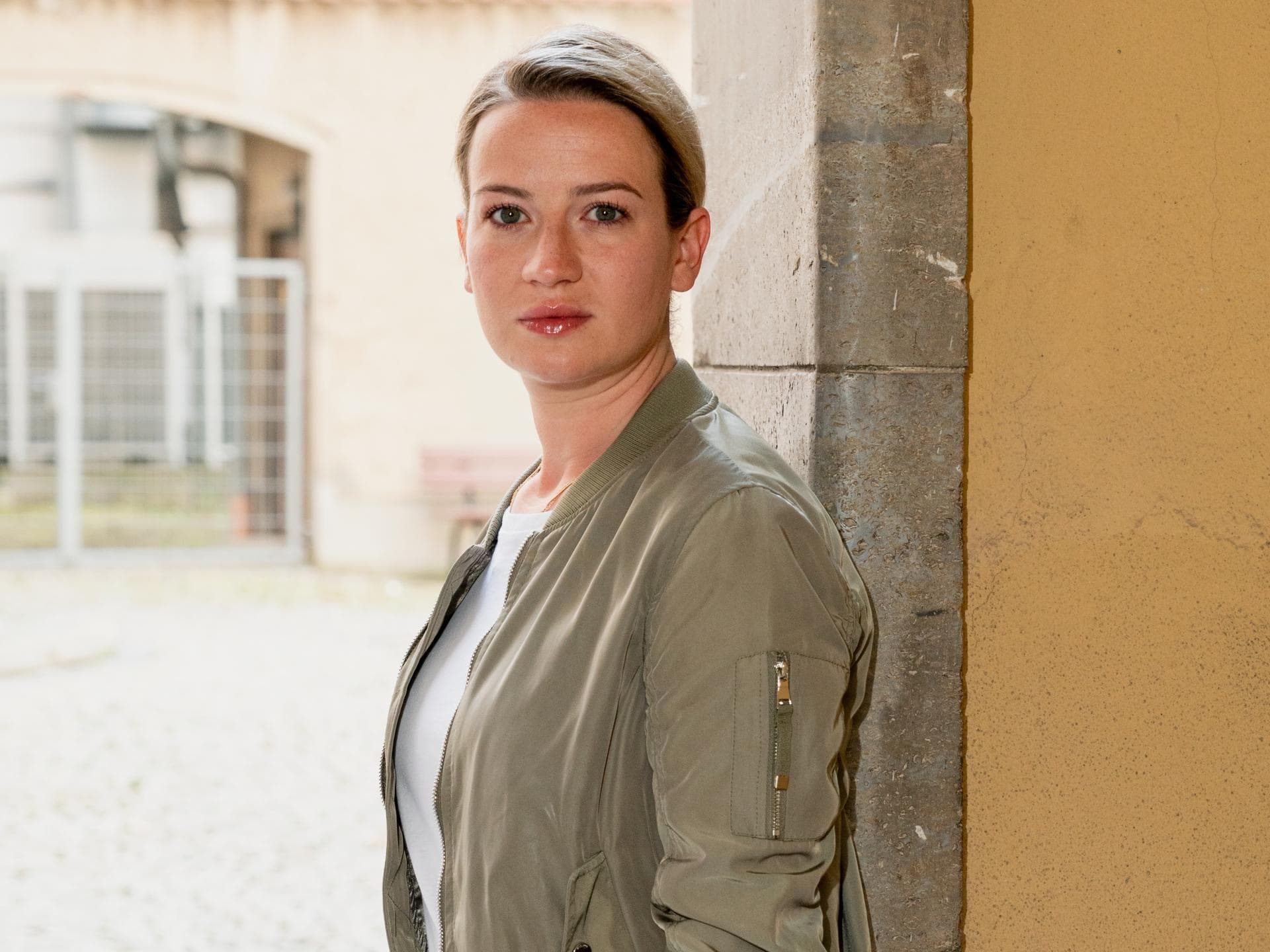 Nina Gummich in "Theresa Wolff".