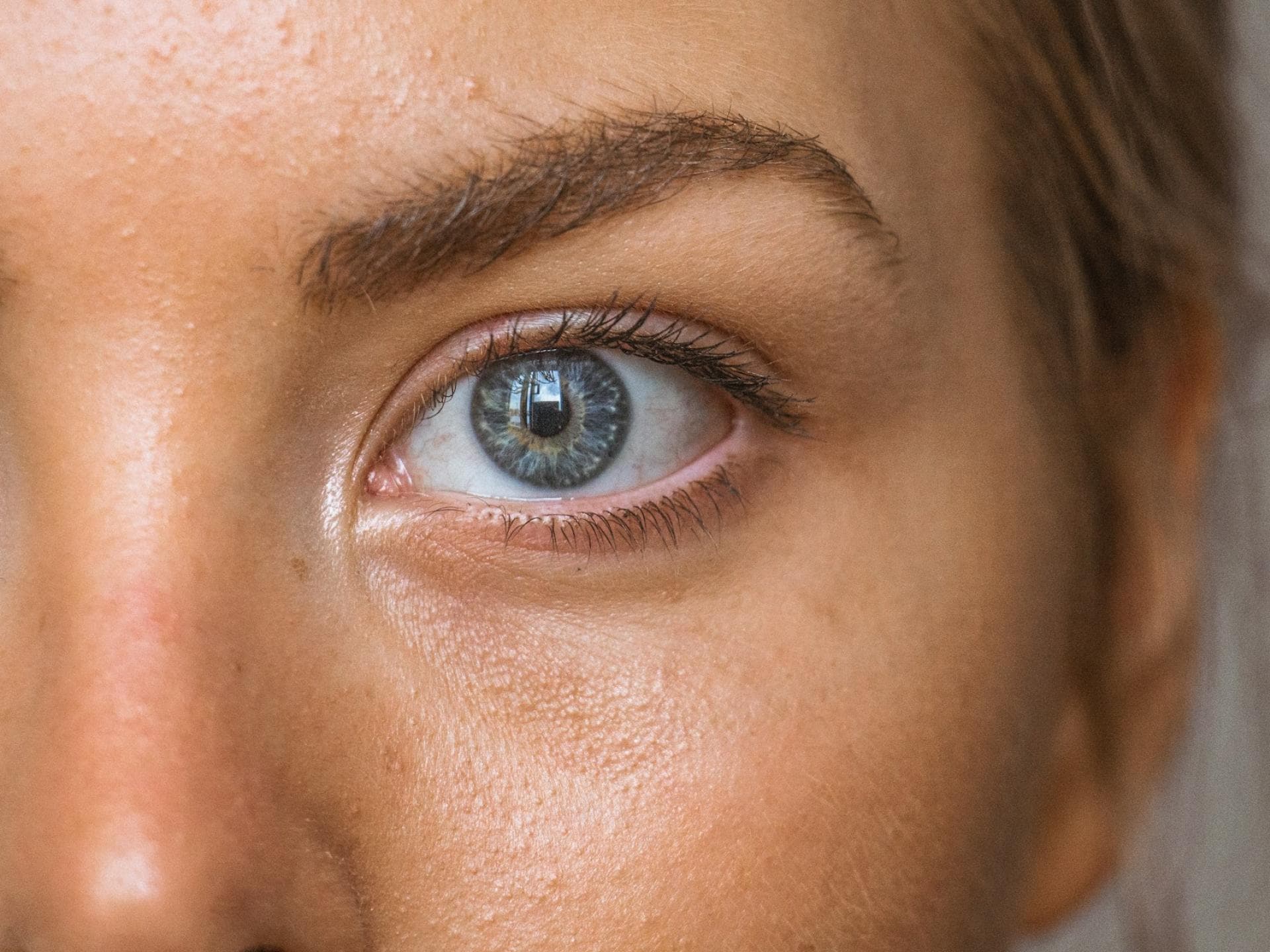 Gesicht einer Frau mit Permanent Concealer Gesicht einer Frau mit Permanent Concealer