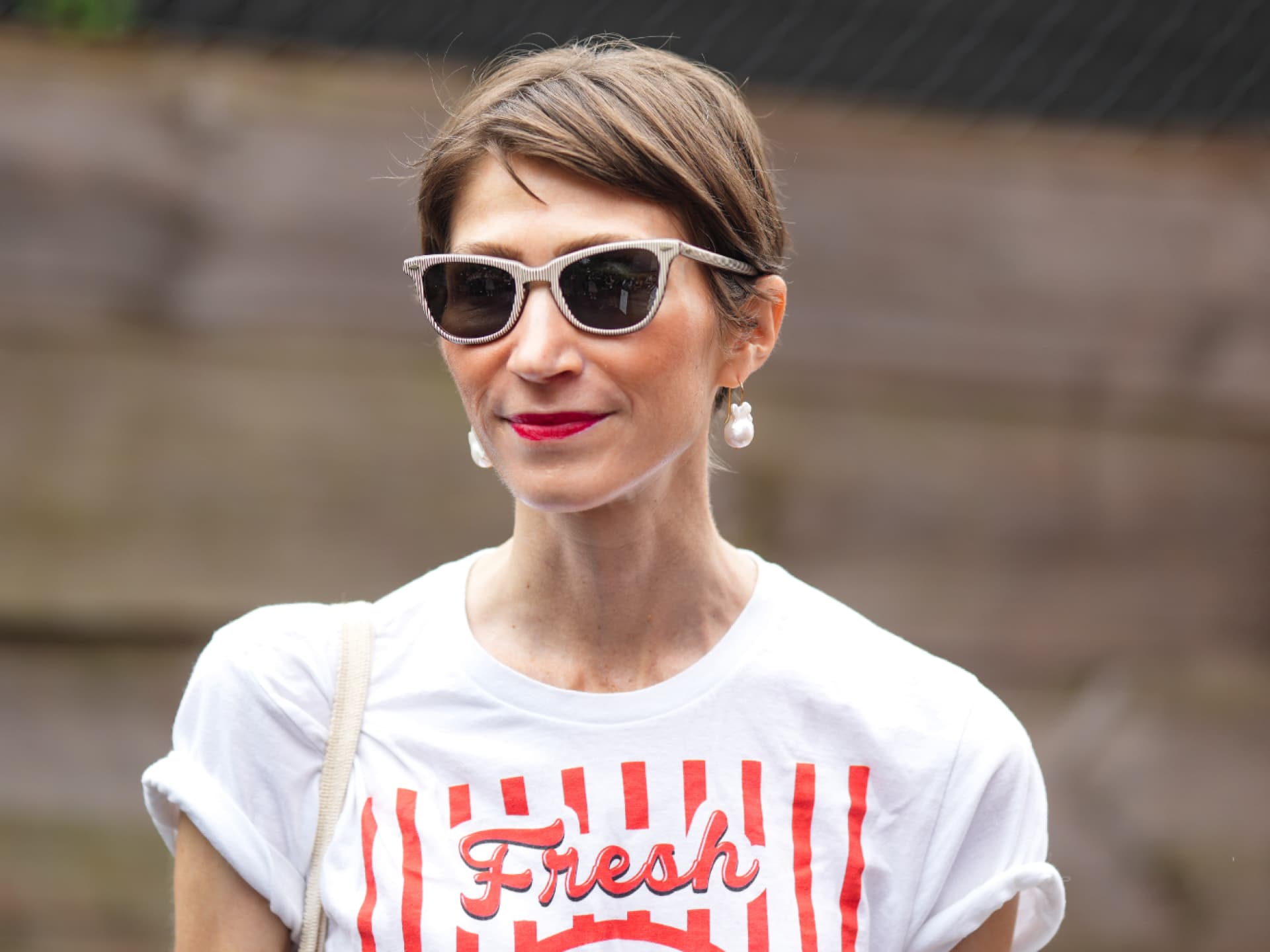 Ältere Frau mit Pixie Cut