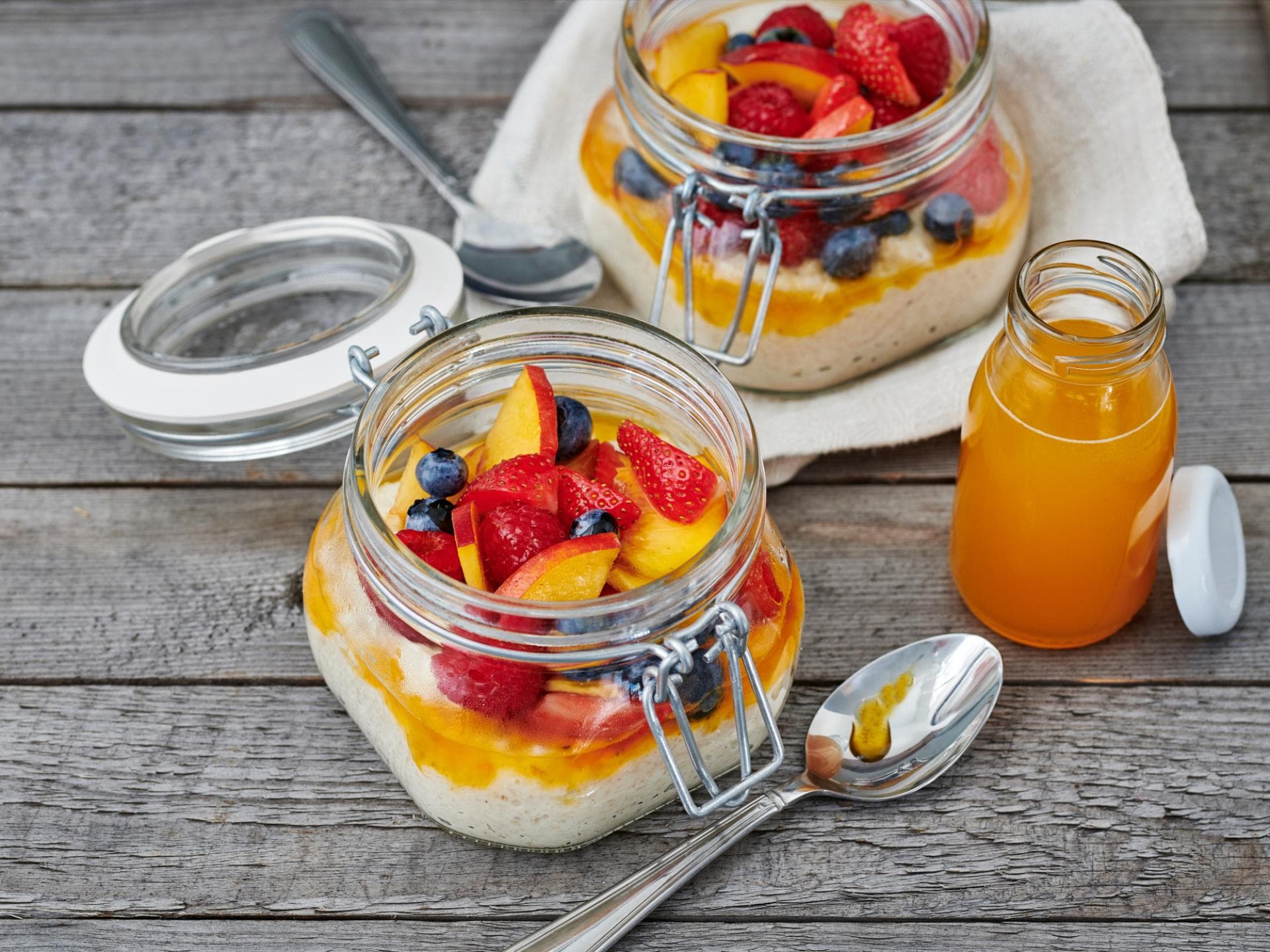 Porridge mit Früchten im Glas