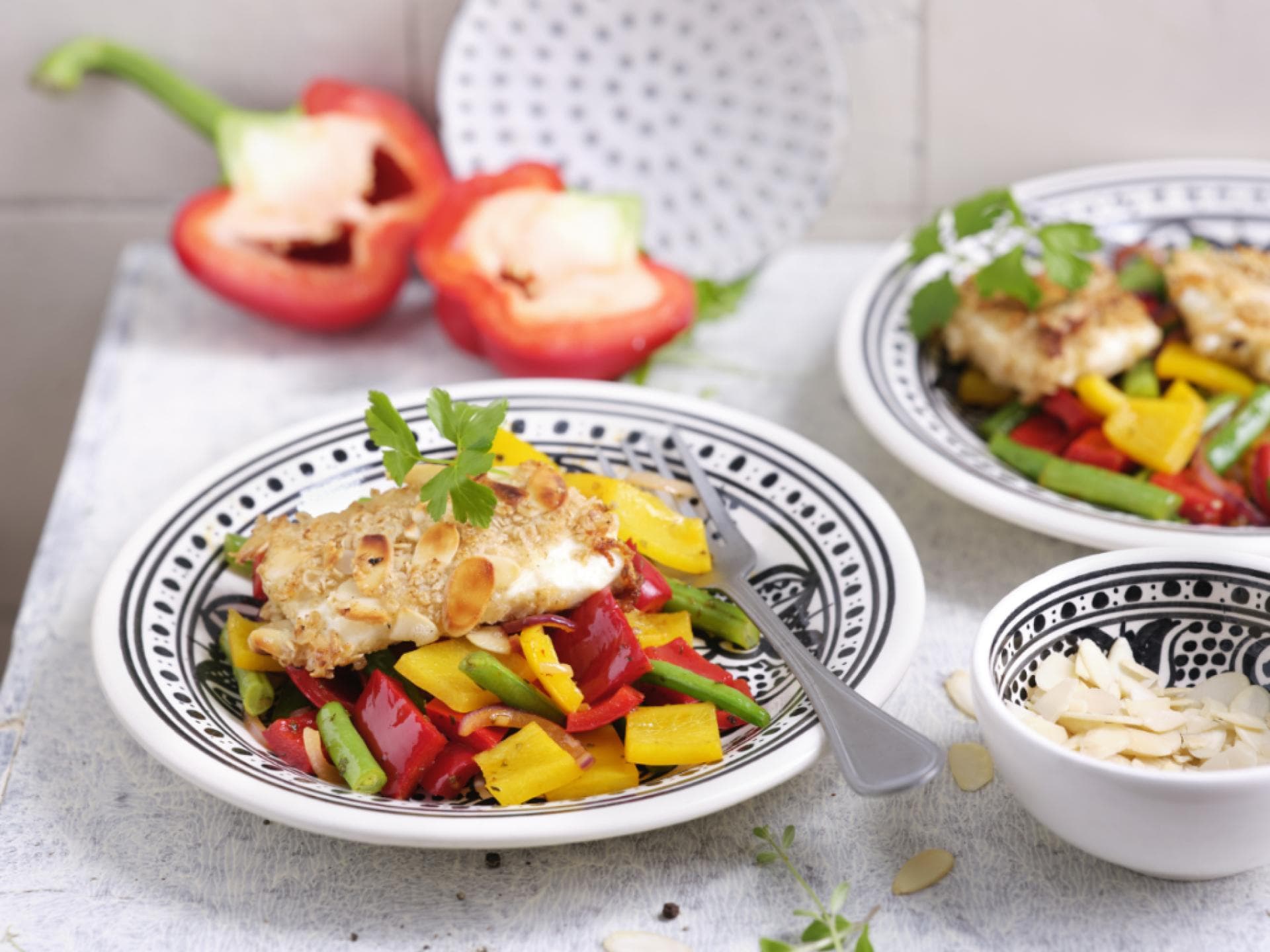 Feta mit Haferflocken-Panade und Gemüse