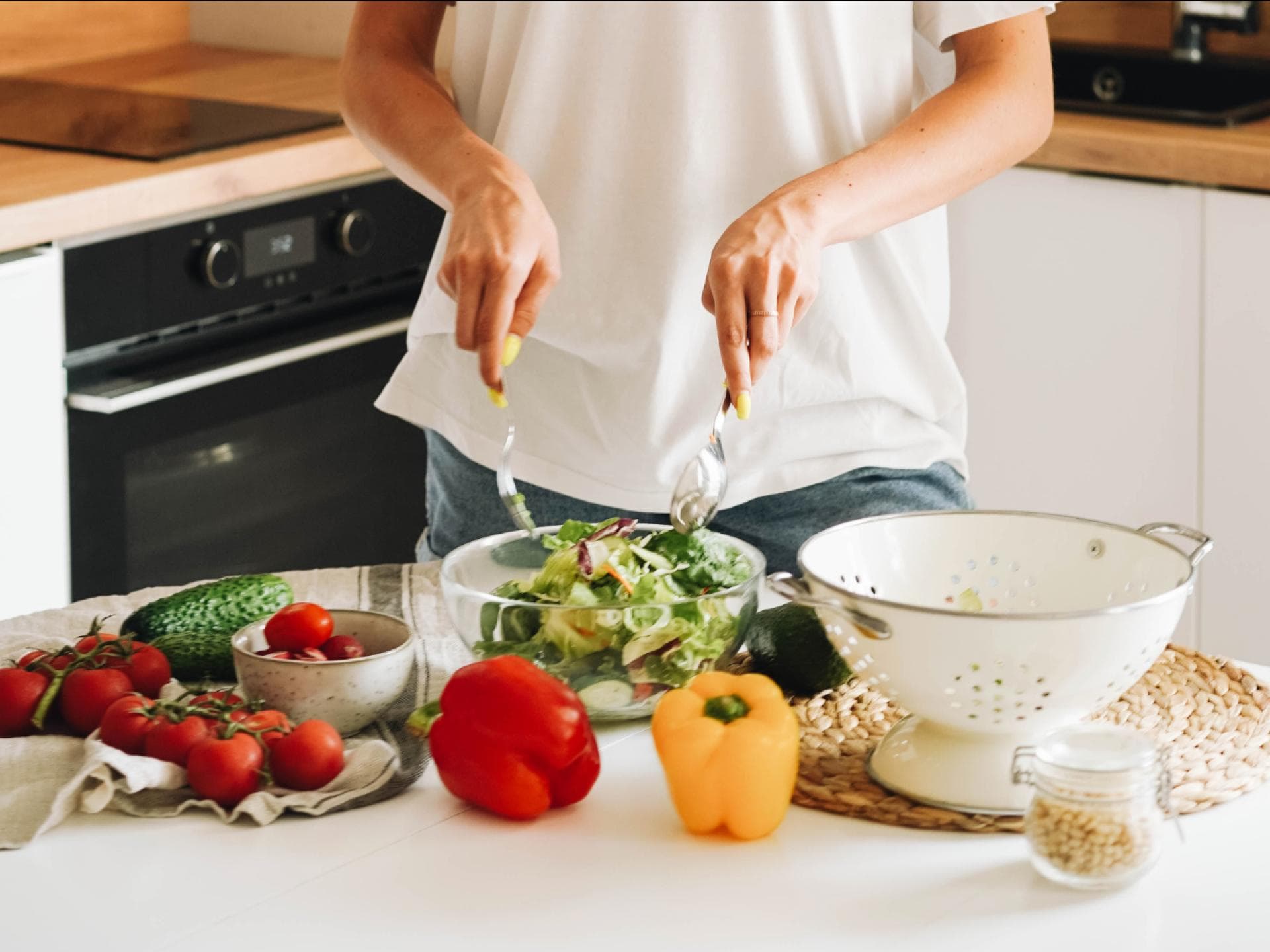 Frau bereitet Rezepte zum Abnehmen in den Wechseljahren vor
