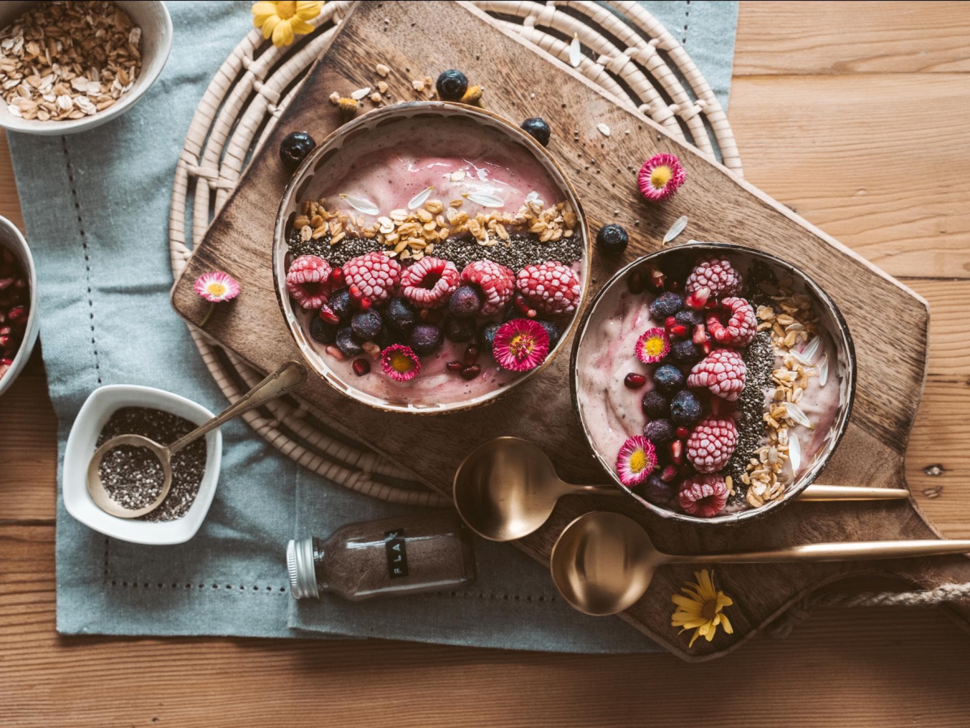 Smoothie Bowl mit verschiedenen Toppings