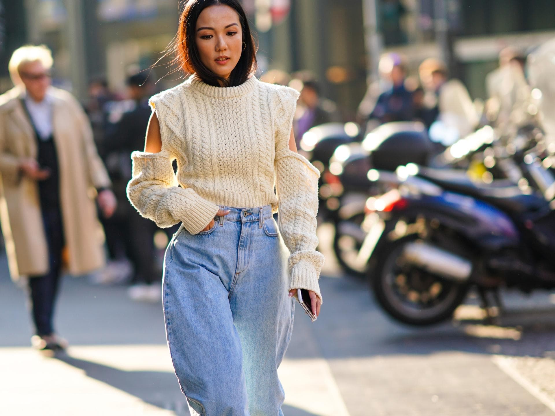 Frau trägt Jeans in Hufeisen-Form im lässigen Streetstyle.