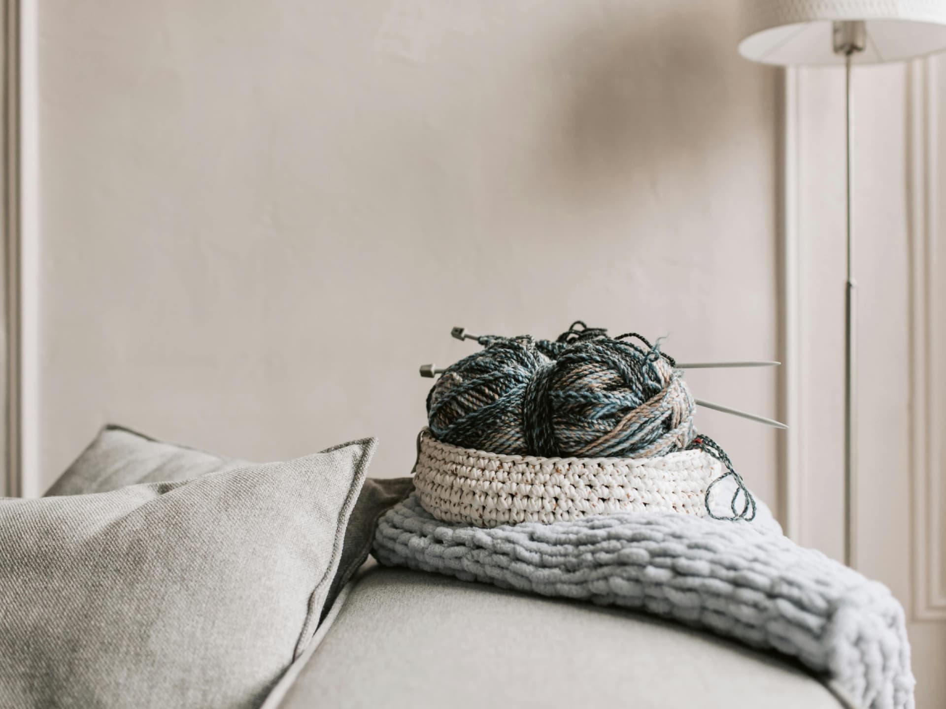 Stricknadeln und Wolle im Körbchen
