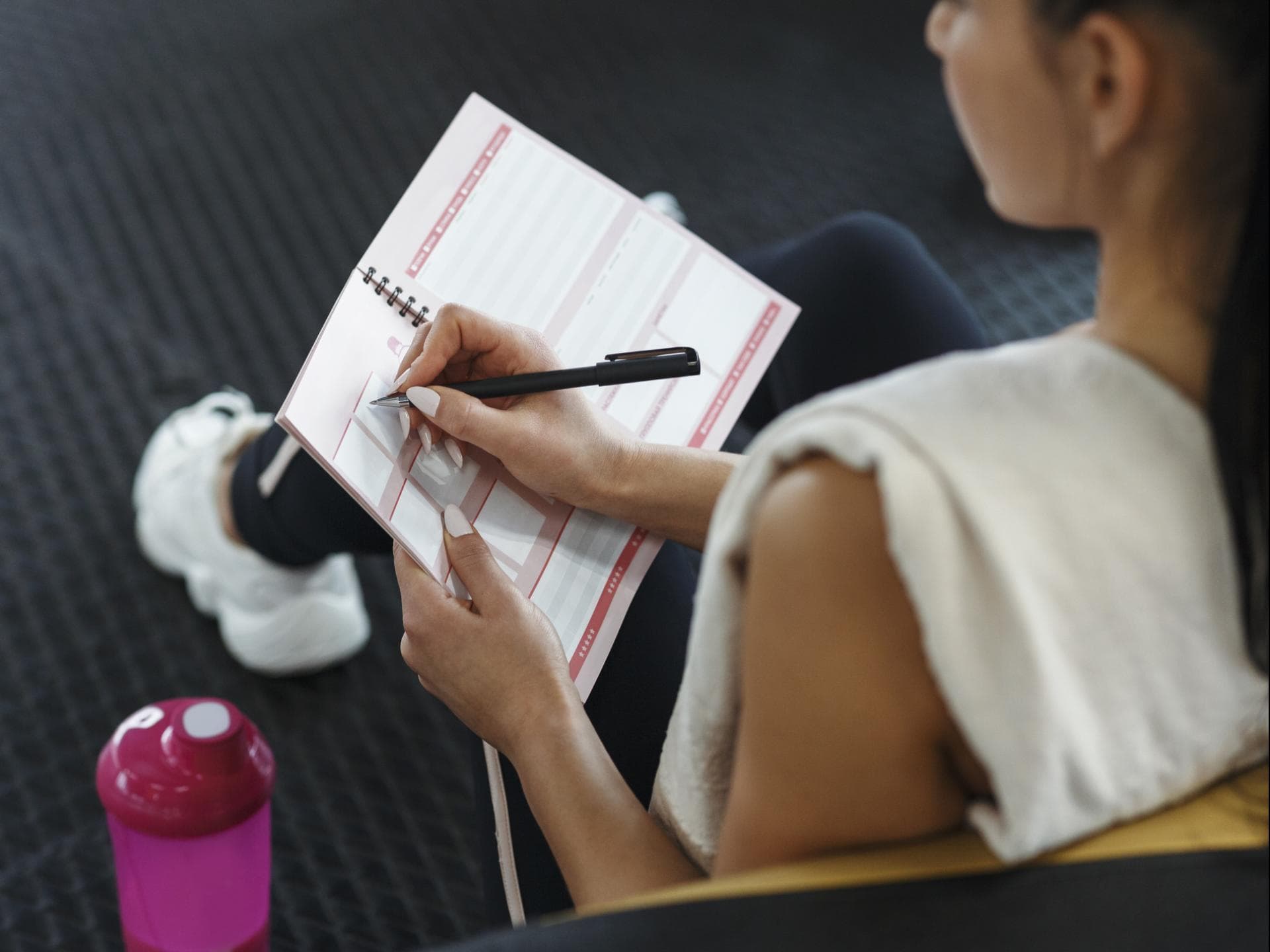 Frau schreibt sich einen Trainingsplan Ganzkörper Frau schreibt sich einen Trainingsplan Ganzkörper