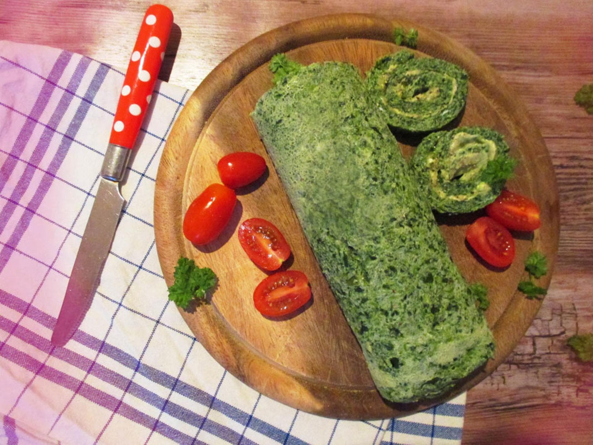 Spinatrolle mit Tomaten