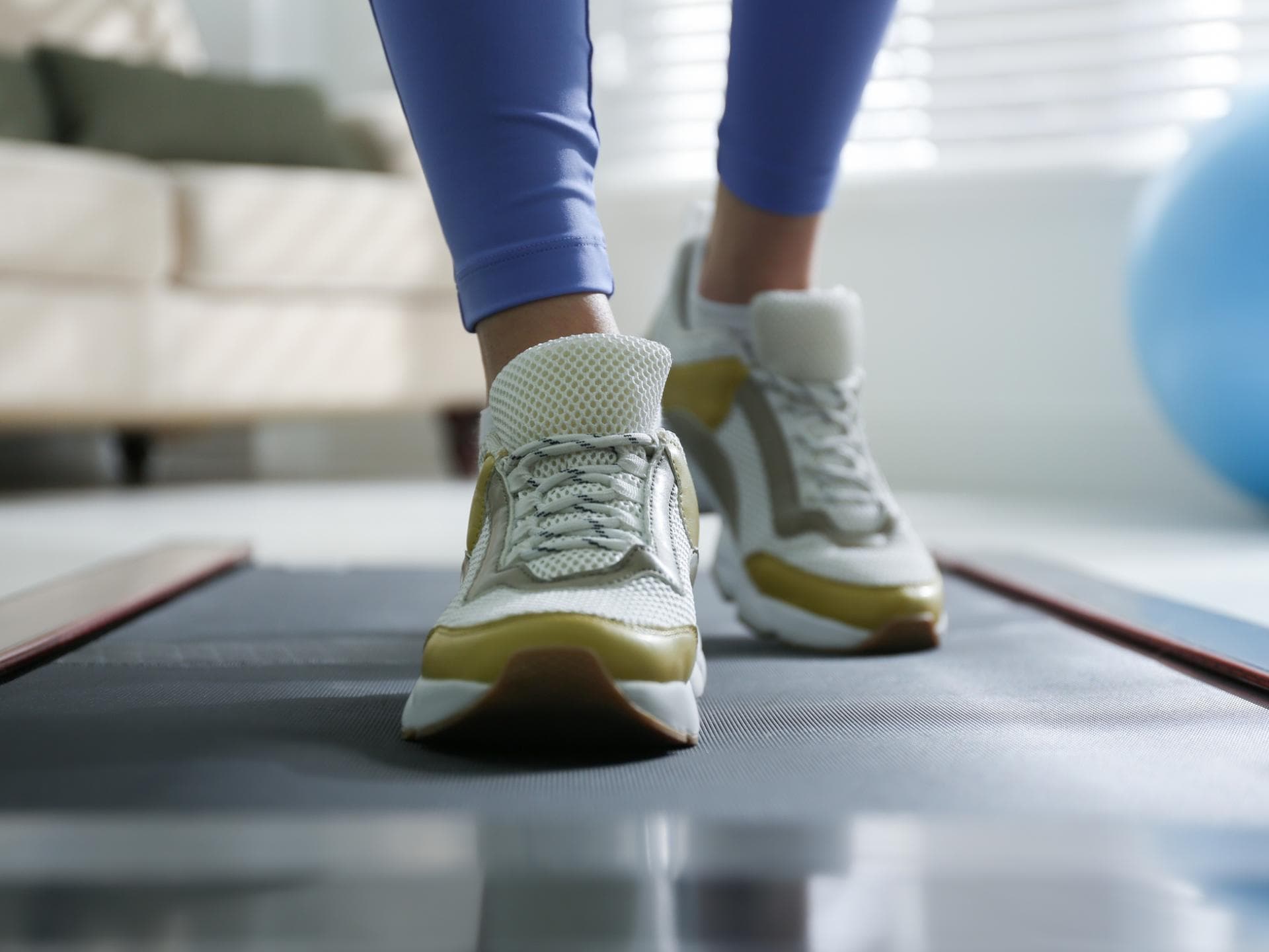 Frau geht auf Walkpad