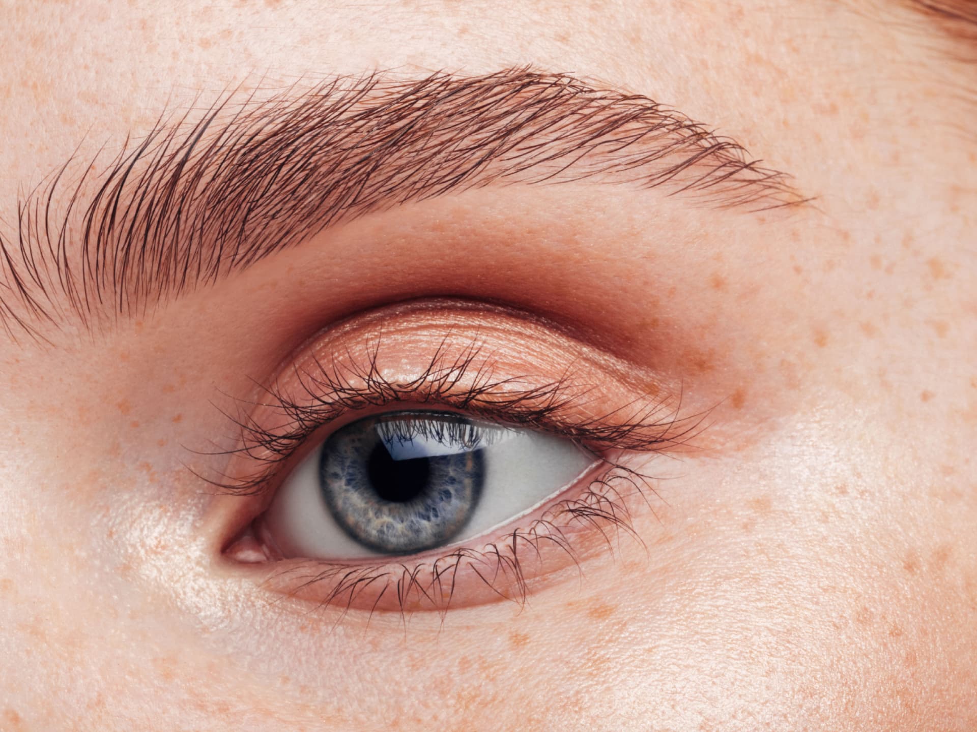 Frau mit langen Wimpern