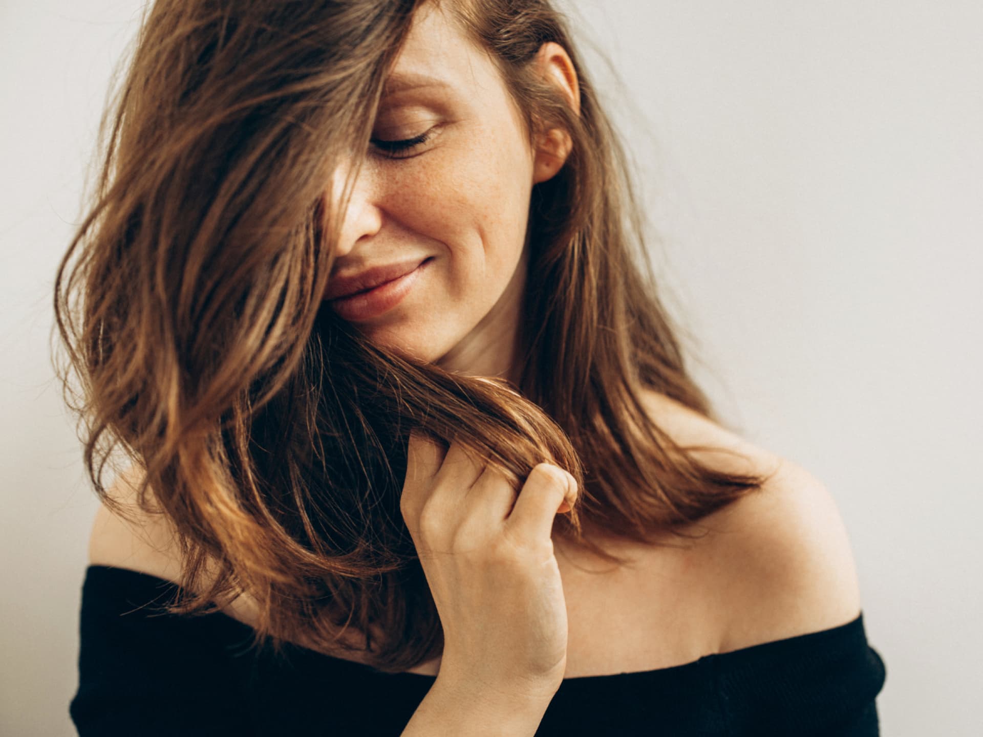 Frau mit Trockenshampoo in den Haaren