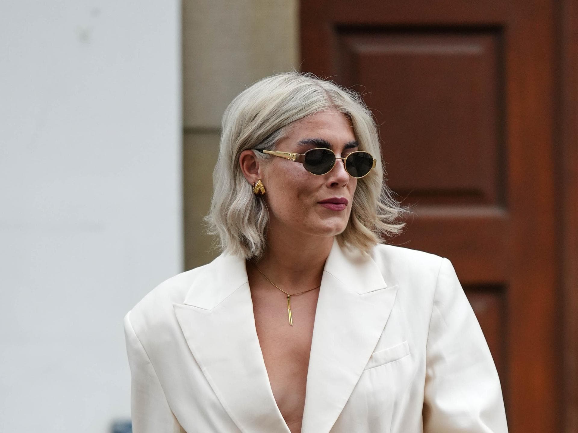 Gestufte Bob-Frisuren ab 50 mit Brille - die schönsten Schnitte zum Nachmachen Frau mit gestufter Bob-Frisur ab 50 mit Brille