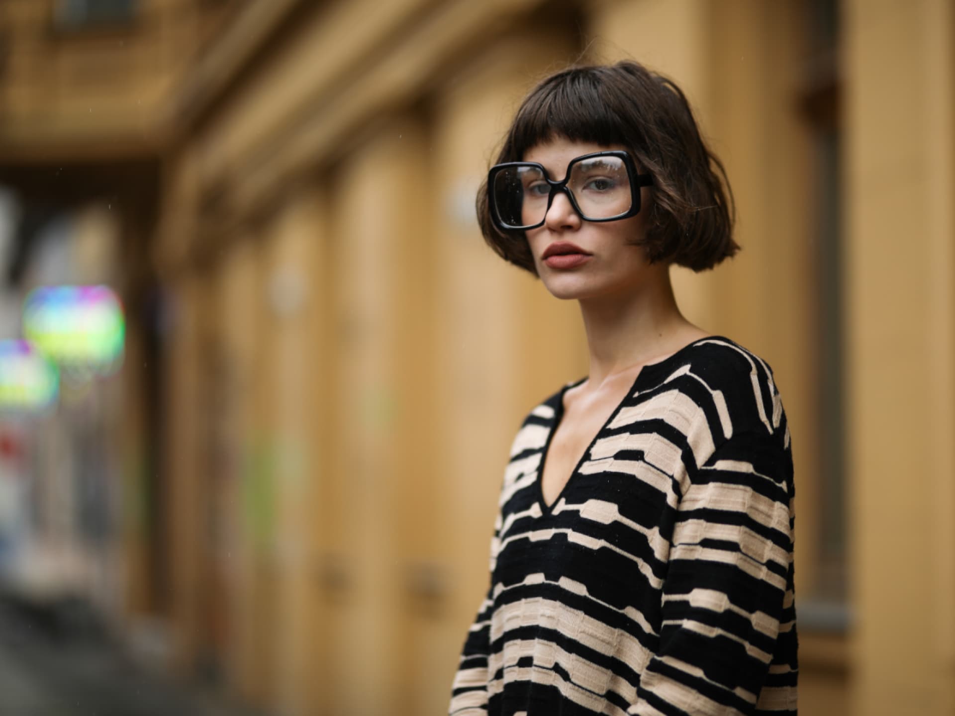 Influencerin Lea Neumann mit Brille und Bob-Frisur