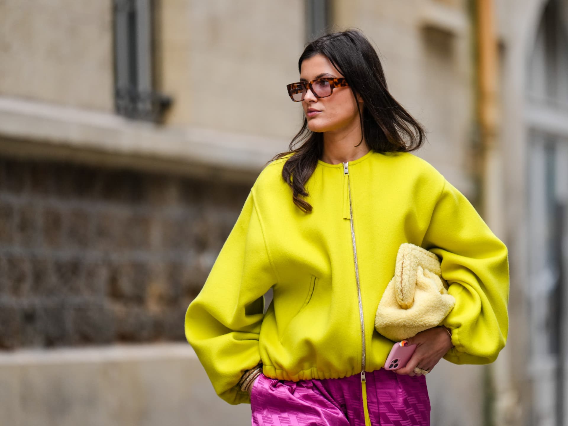 Alice Violier mit Brille und langen Haaren
