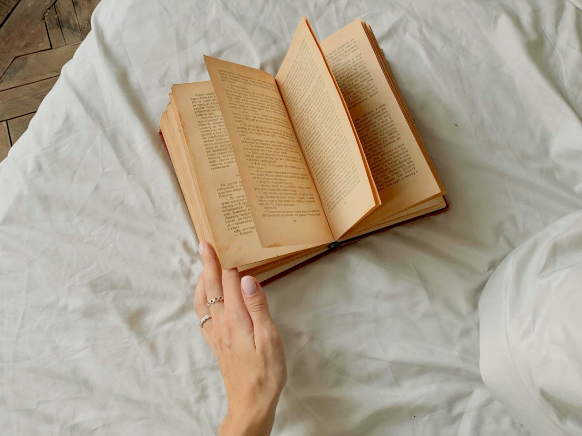 Frau mit einem Buch